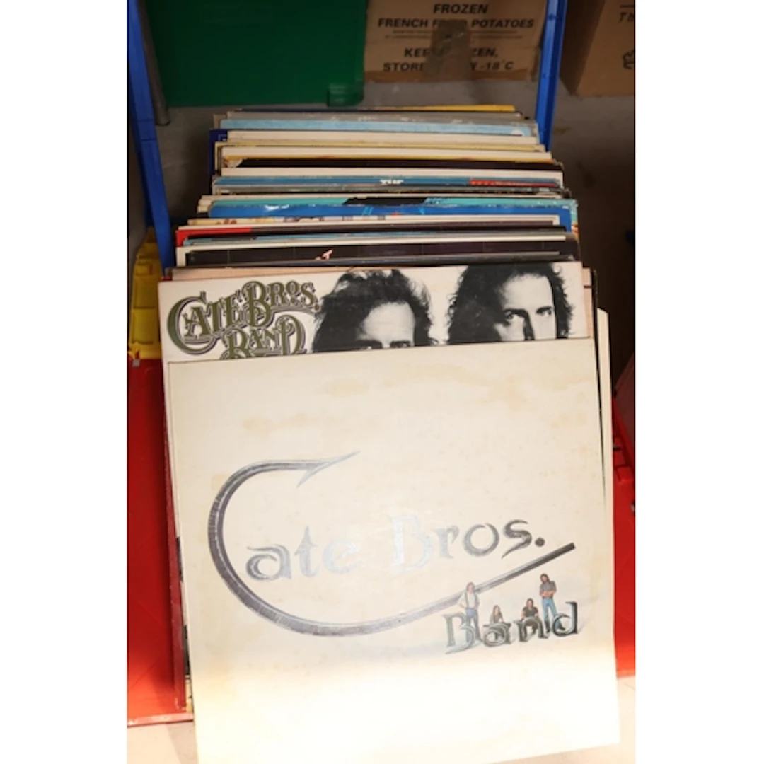 Box containing mixed 12'' singles and others.