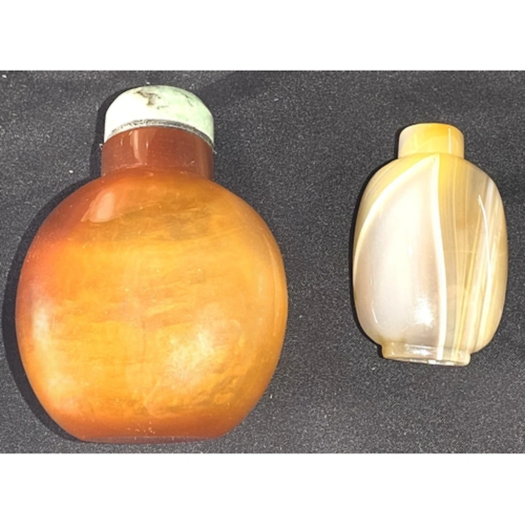 A Chinese agate snuff bottle and another smaller 8cm and 5cm
