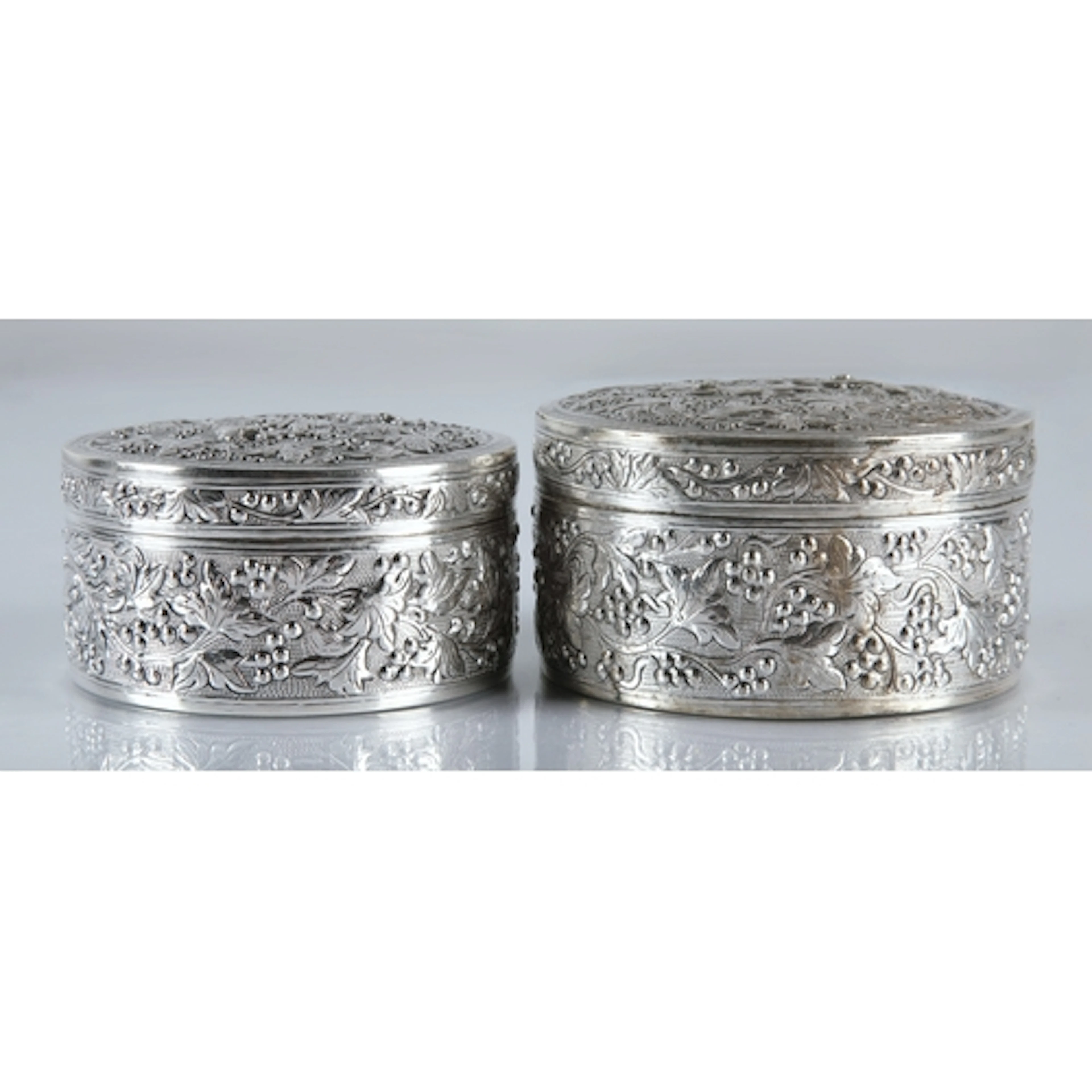Chinese style export silver cylindrical trinket box, with de...