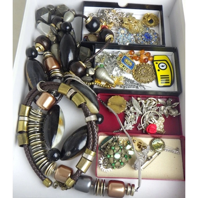 A qty of costume jewellery