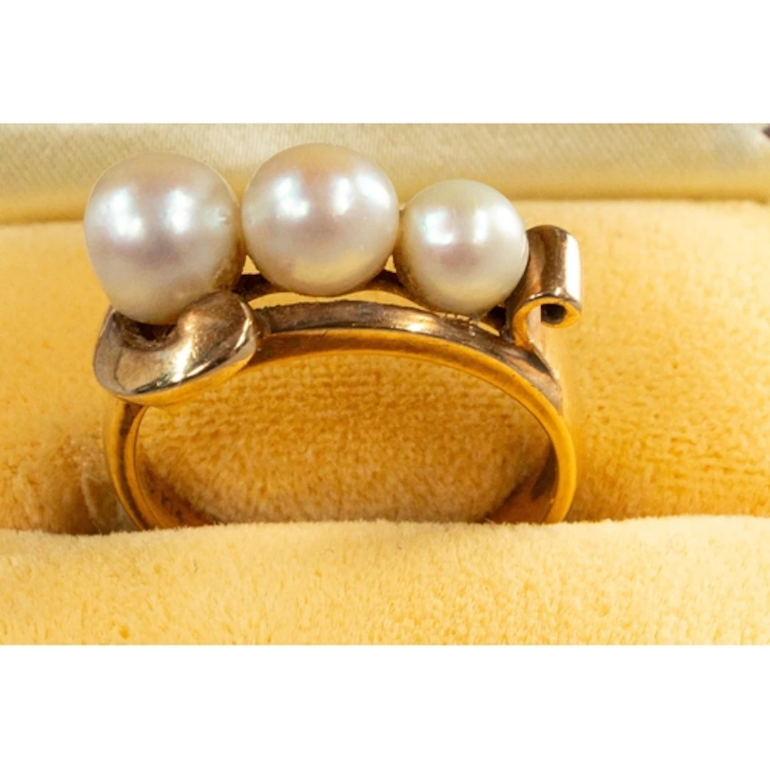 Jewellery: Jewellery: 14ct gold ring by Mikimoto consisting...