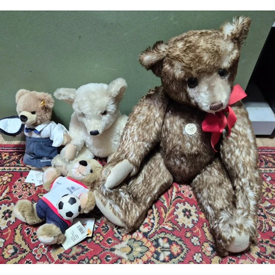 A box of four assorted Steiff teddies.