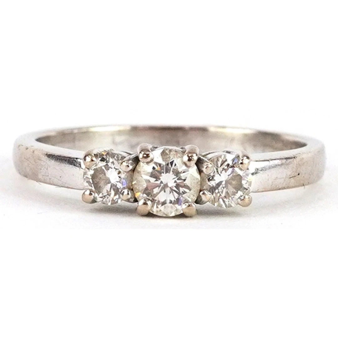 18ct gold white gold diamond trilogy ring, size O, 3.8g.