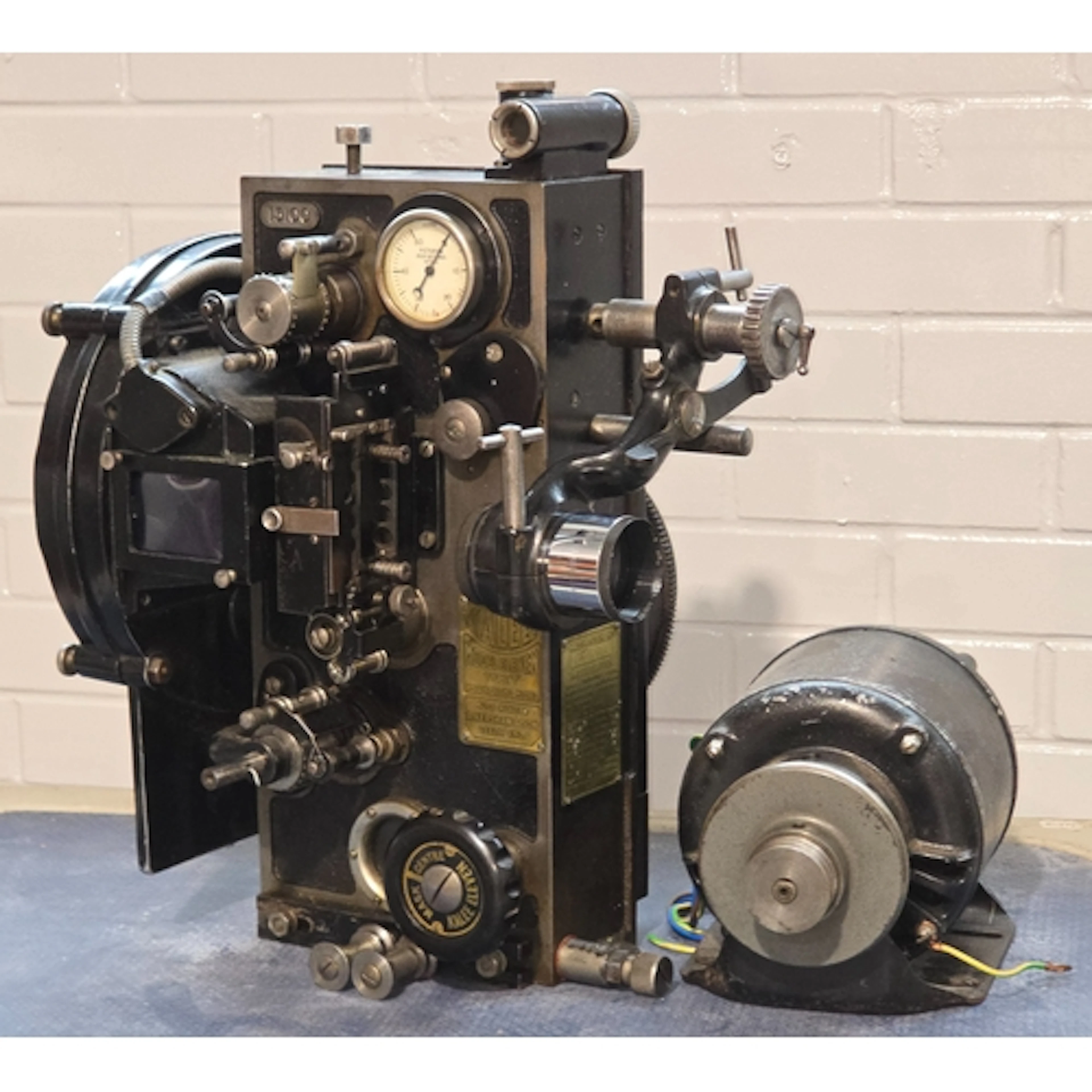 A vintage Kalee Model Eleven Type "T" cinema sound projector...
