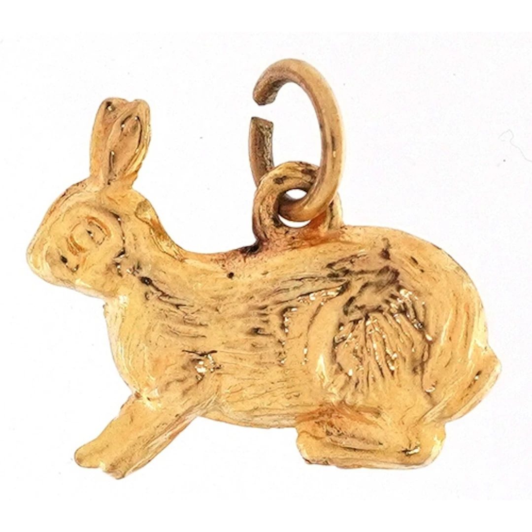 9ct gold charm in the form of a rabbit, 1.6cm wide, 0.5g.