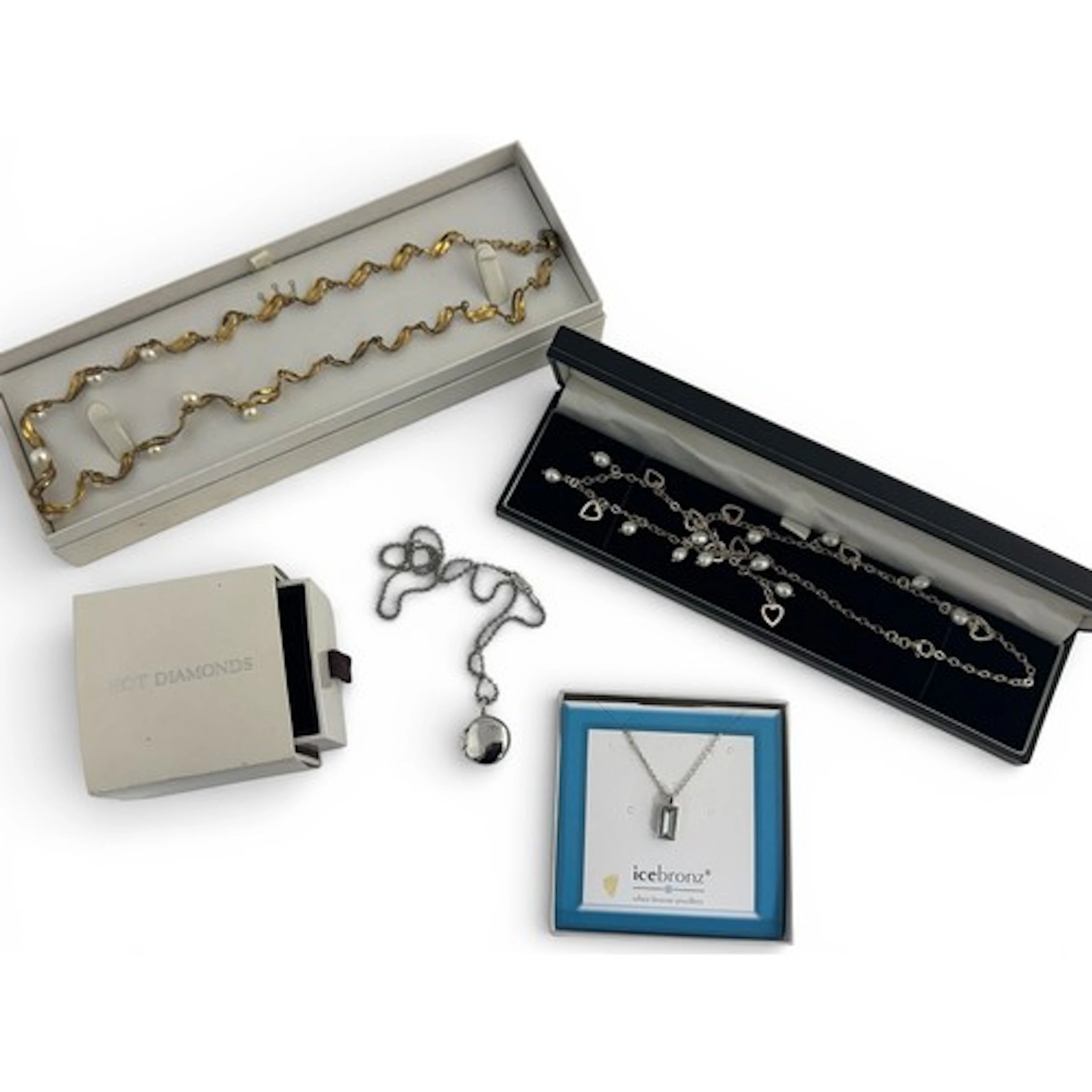 Small collection of silver / 925 jewellery, to include a cir...