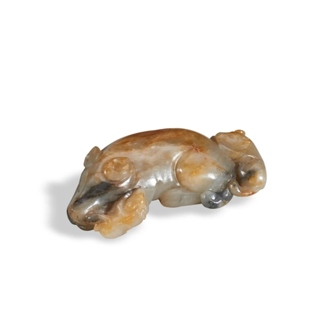 A MOTTLED GREY-BROWN JADE HOUND GROUP 17TH / 18TH CENTURY 褐玉...