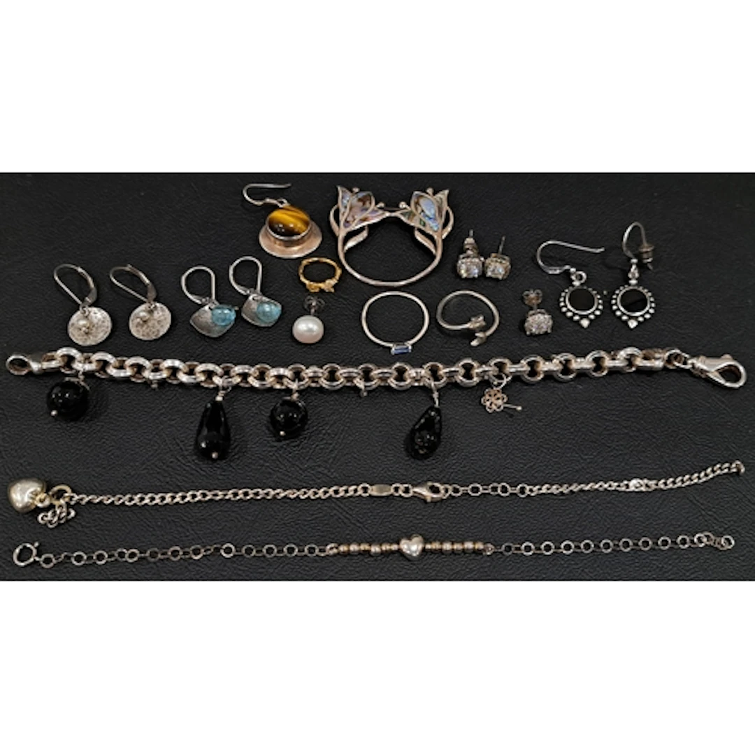 SELECTION OF SILVER AND SILVER MOUNTED JEWELLERY comprising ...