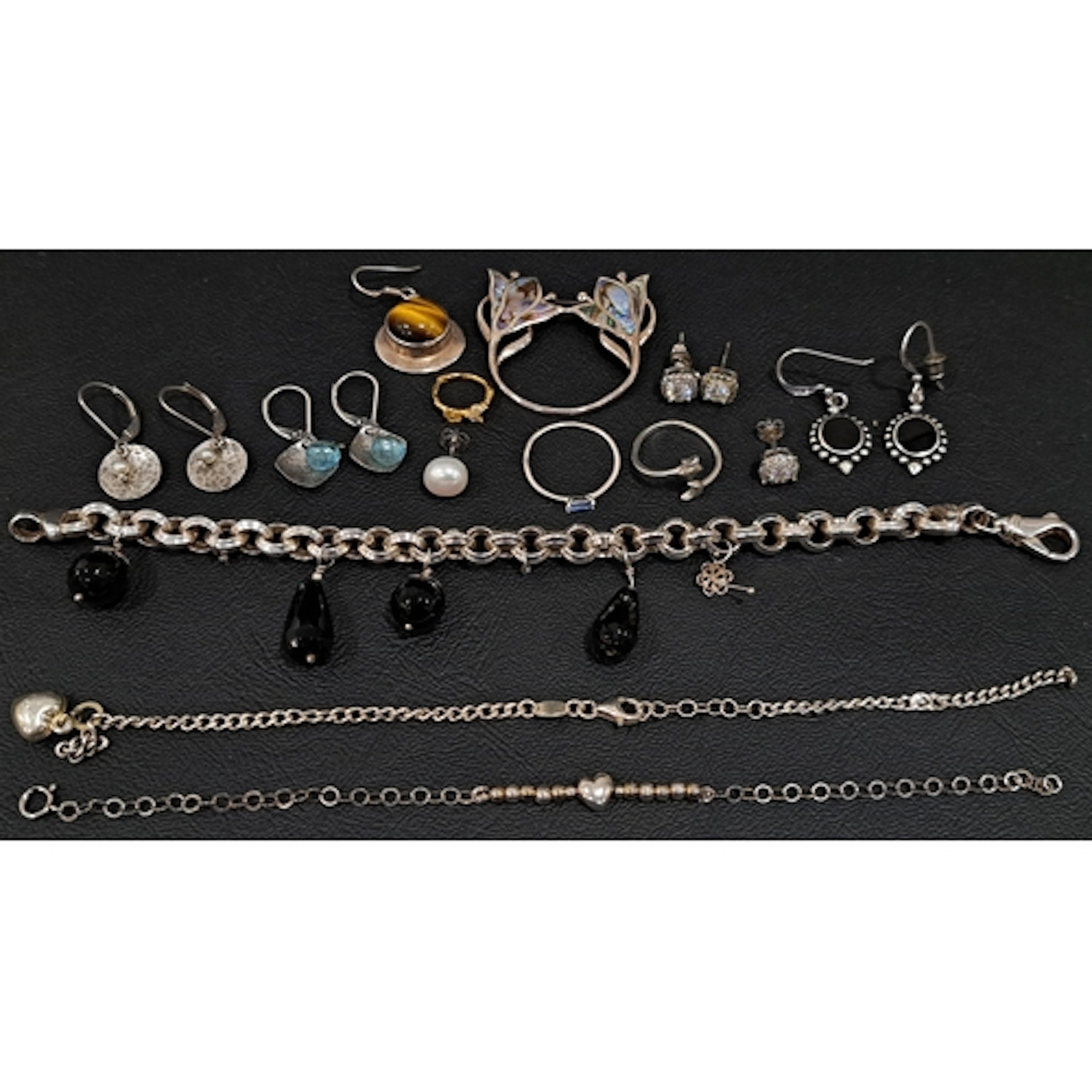 SELECTION OF SILVER AND SILVER MOUNTED JEWELLERY comprising ...