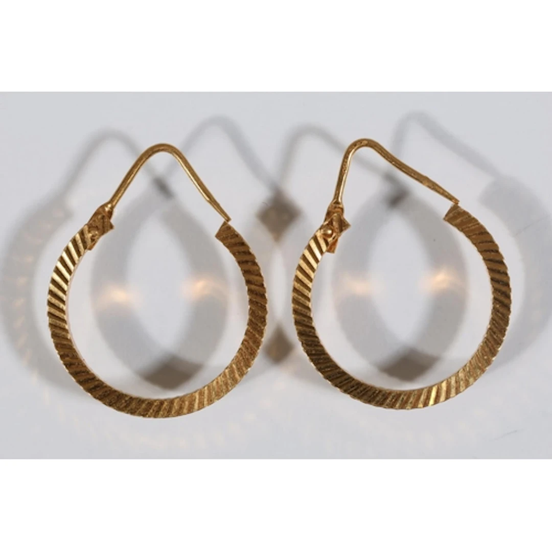 Pair of 18ct gold hoop earrings, 2.6g gross.