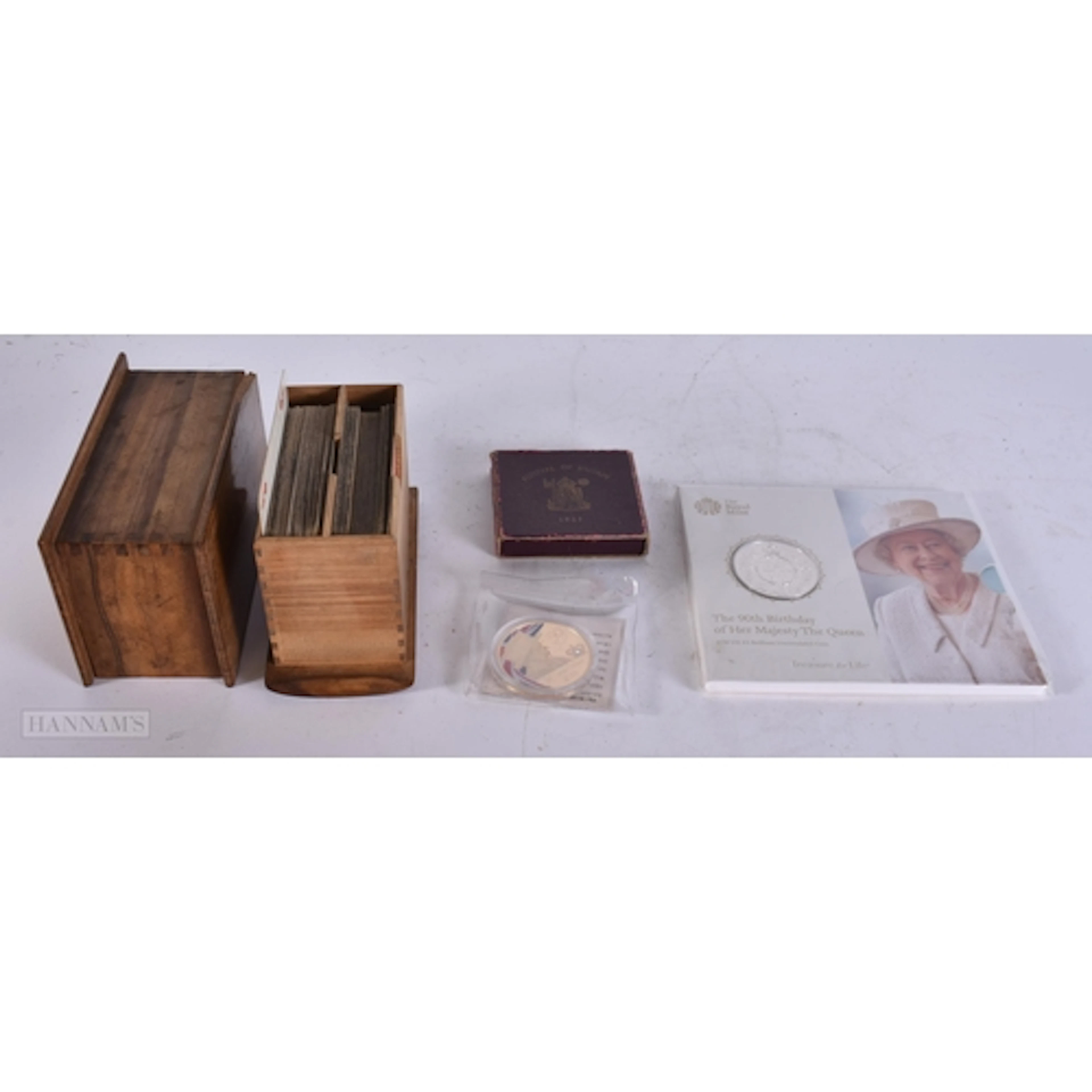 AN ANTIQUE ITALIAN SORRENTO WARE CARD BOX and proof coins. (...