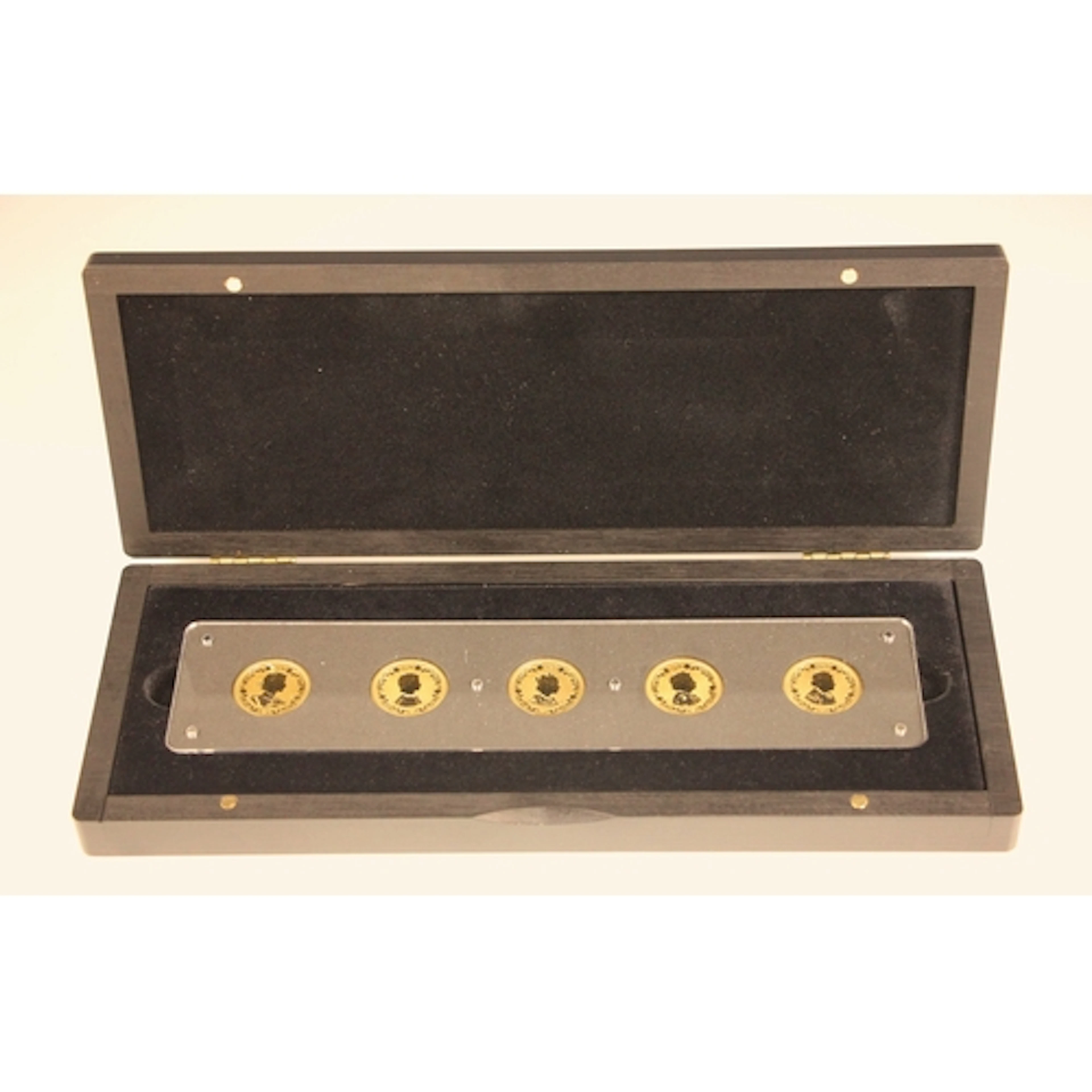 Elizabeth II (1952-2022), 2019 five coin Two Crown set, Gibr...
