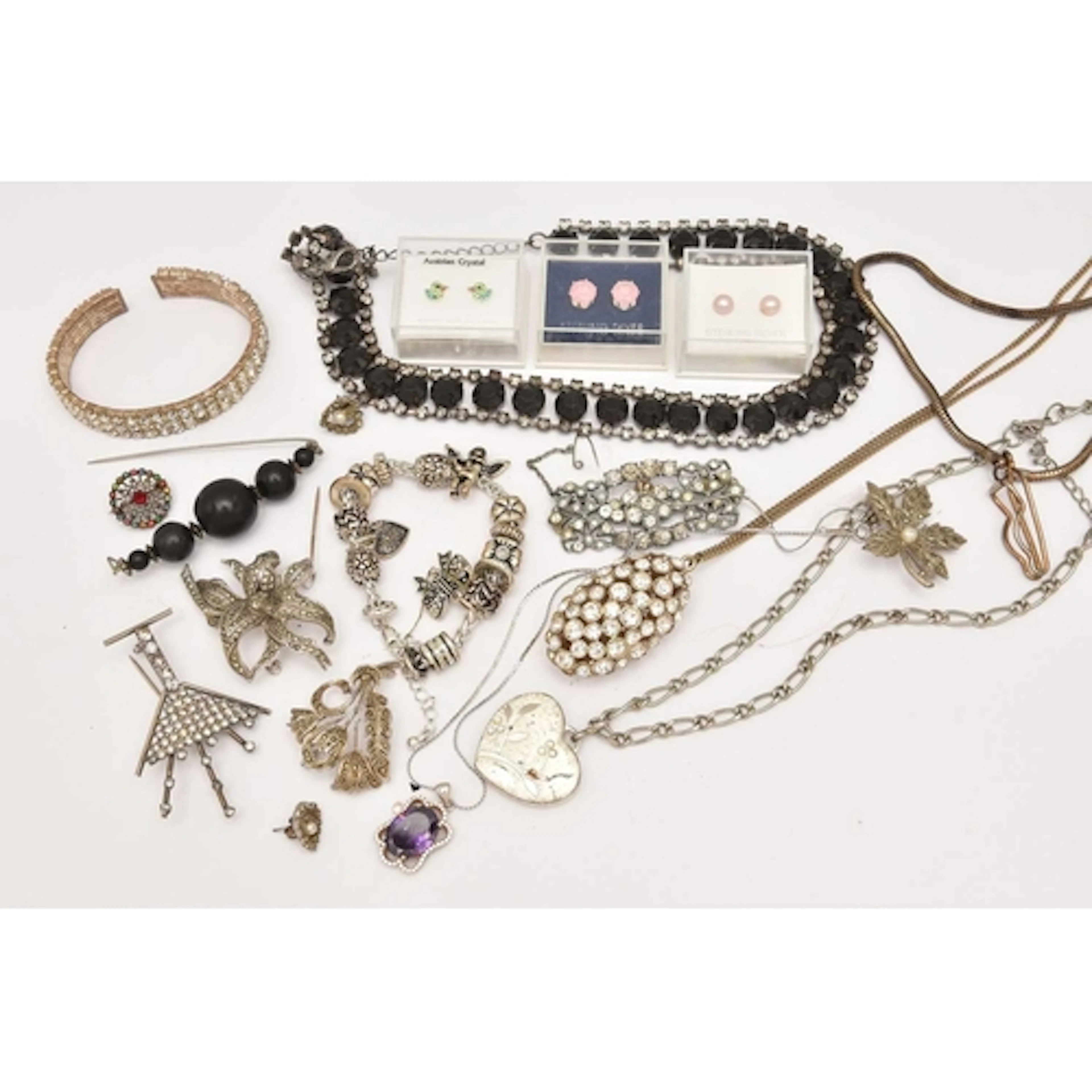 A SMALL BAG OF ASSORTED COSTUME JEWELLERY, to include neckla...