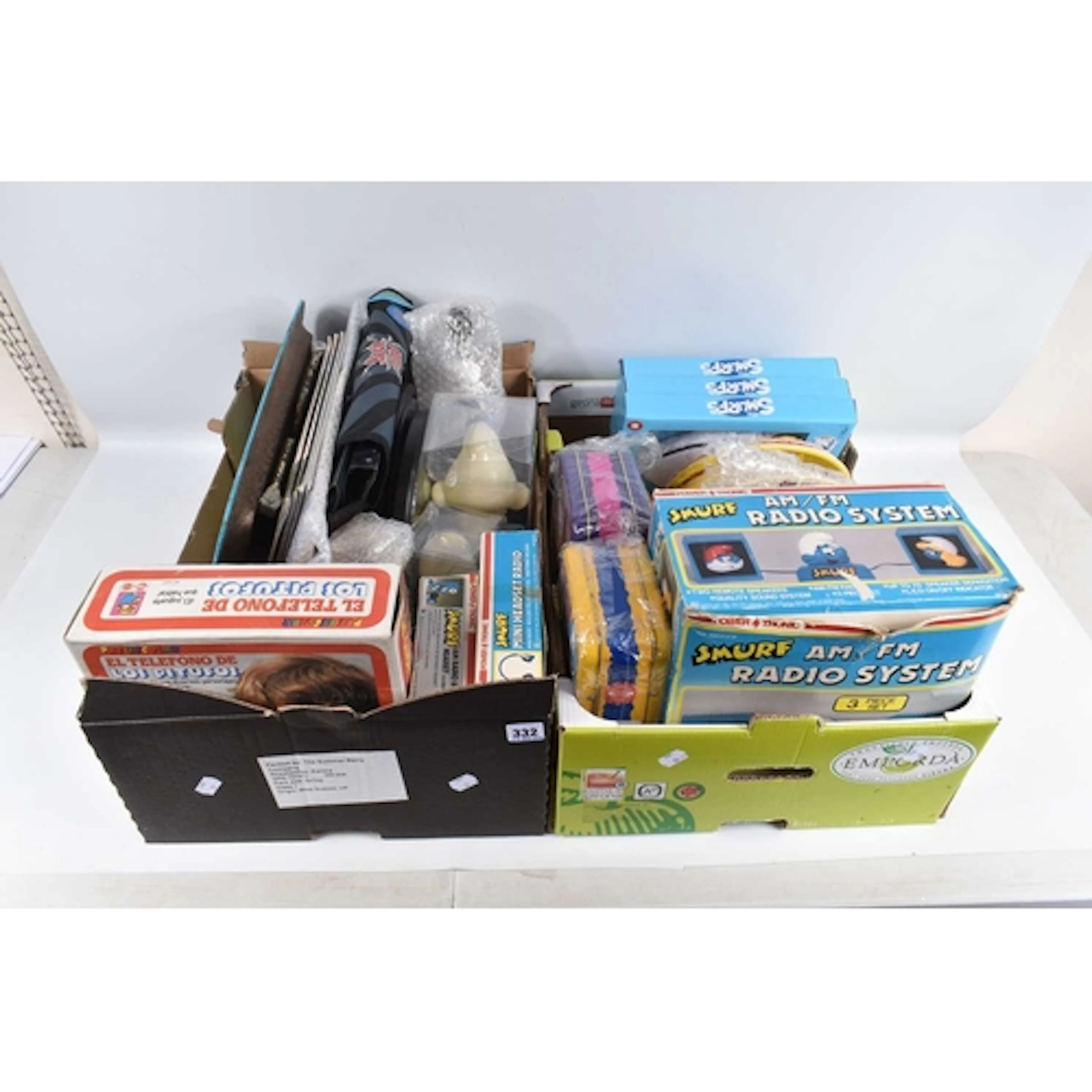 A COLLECTION OF SMURF BRANDED HOUSEHOLD ITEMS, to include a ...