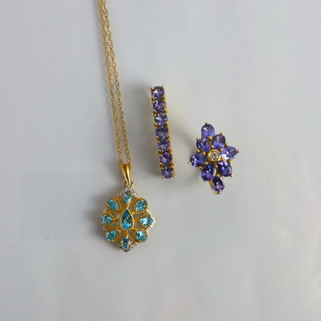 A selection of jewellery, including a 9ct gold tanzanite dre...