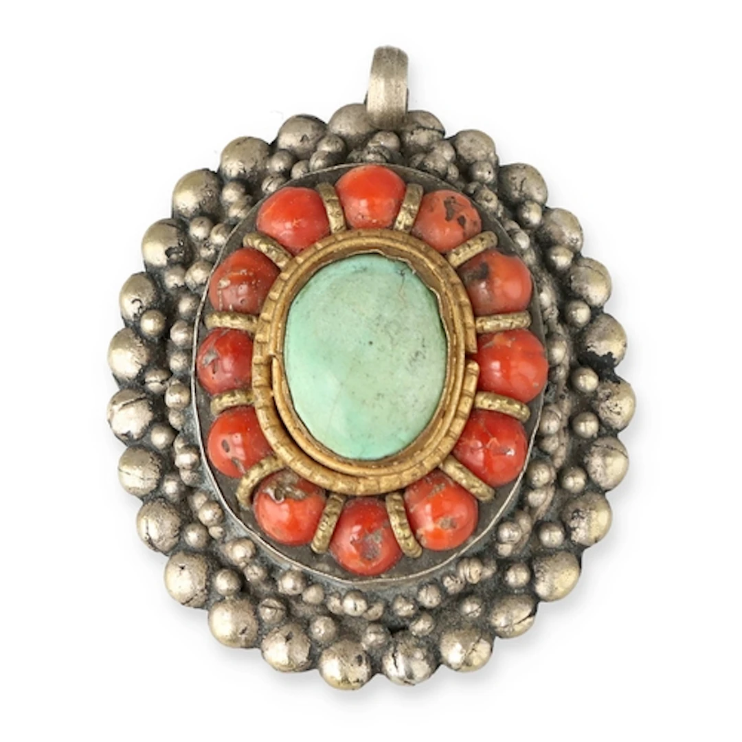 A 20TH CENTURY HIMALAYAN PARCEL-GILT SILVER PENDANT, SET WIT...