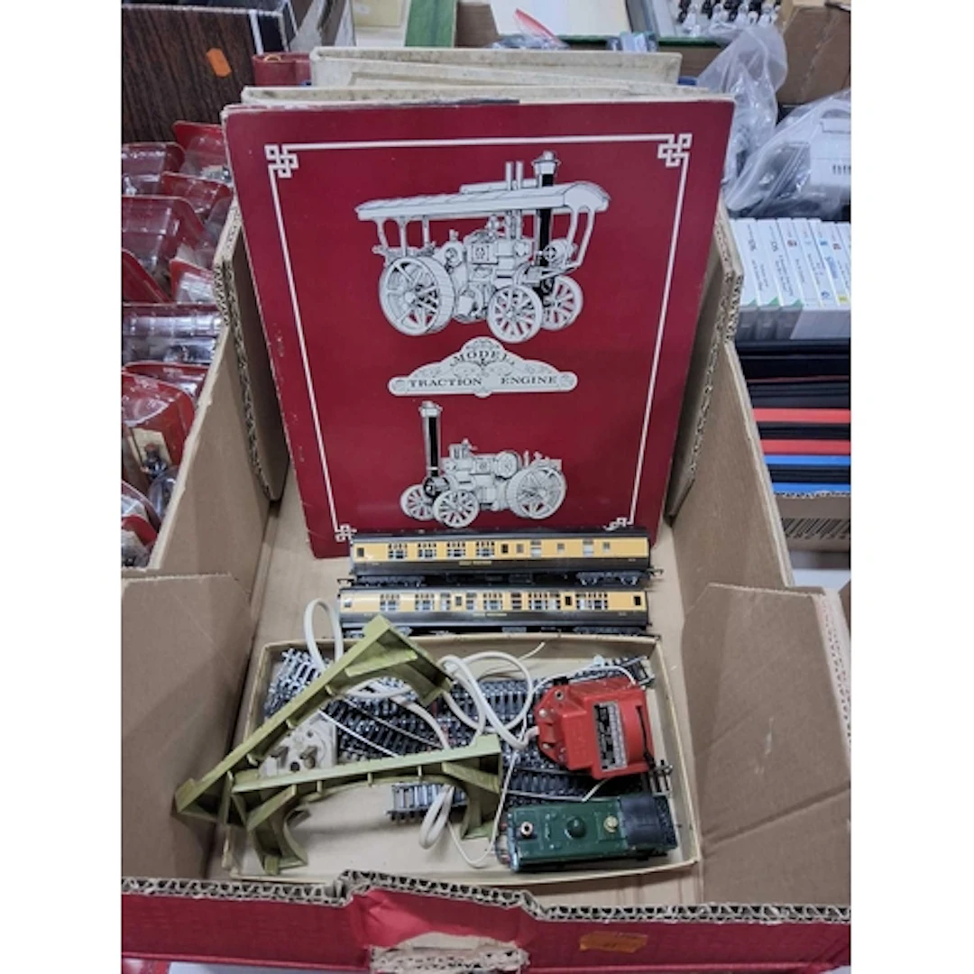ONE BOX OF MODEL RAILWAY AND STEAM ENGINE RELATED ITEMS to i...