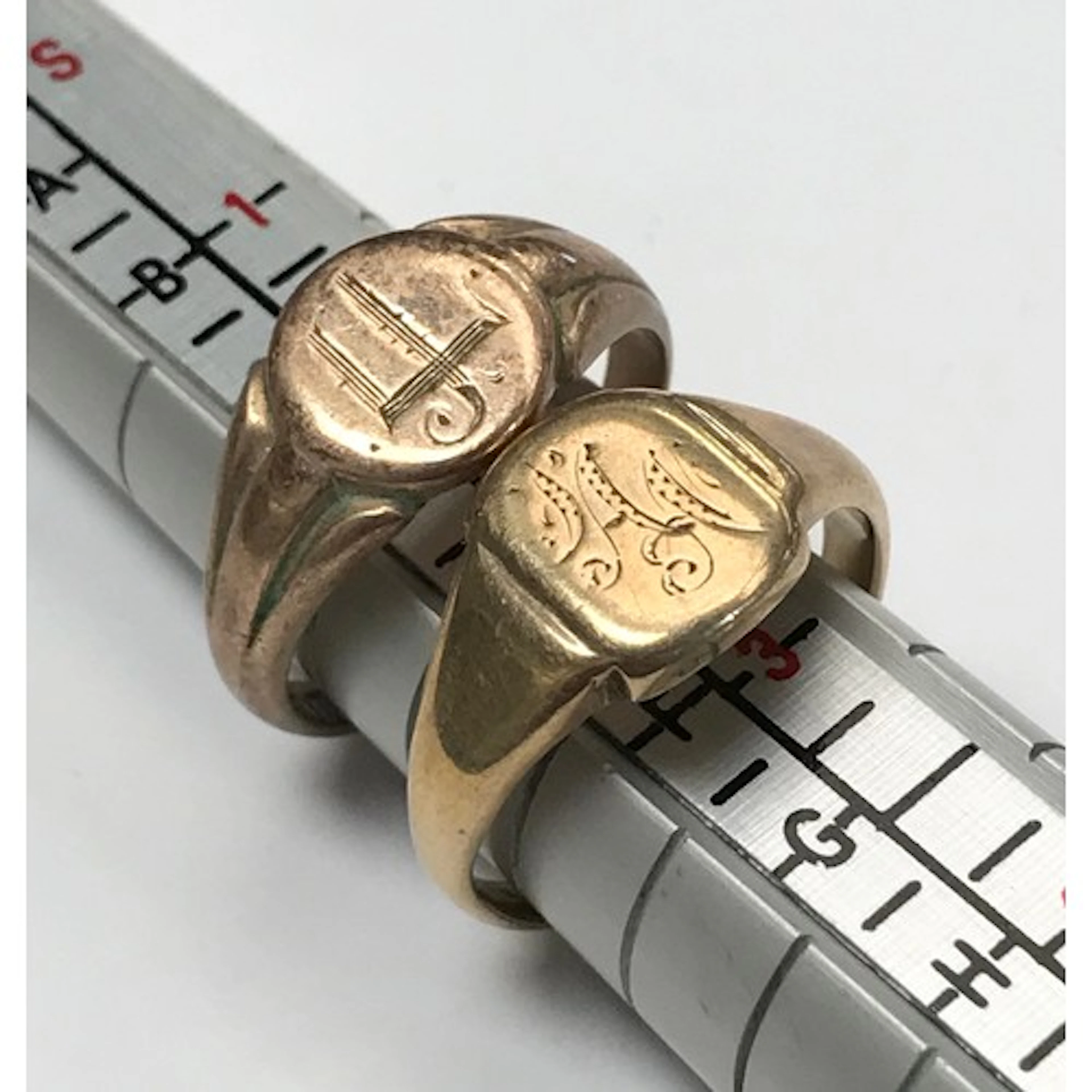 A 9ct gold signet ring bearing stylized engraved motif, appr...