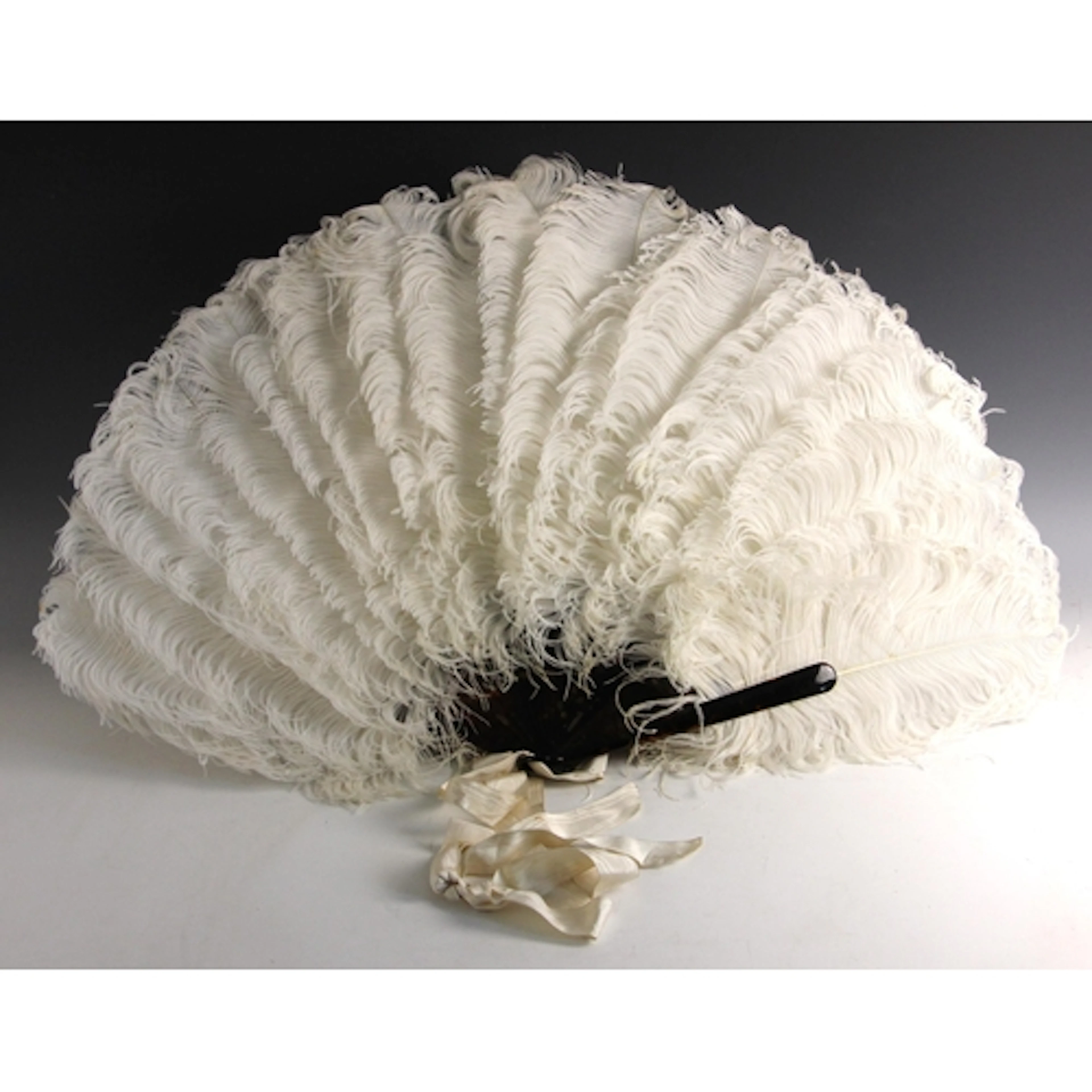 An early 20th century Ostrich feather ladies fan, with torto...