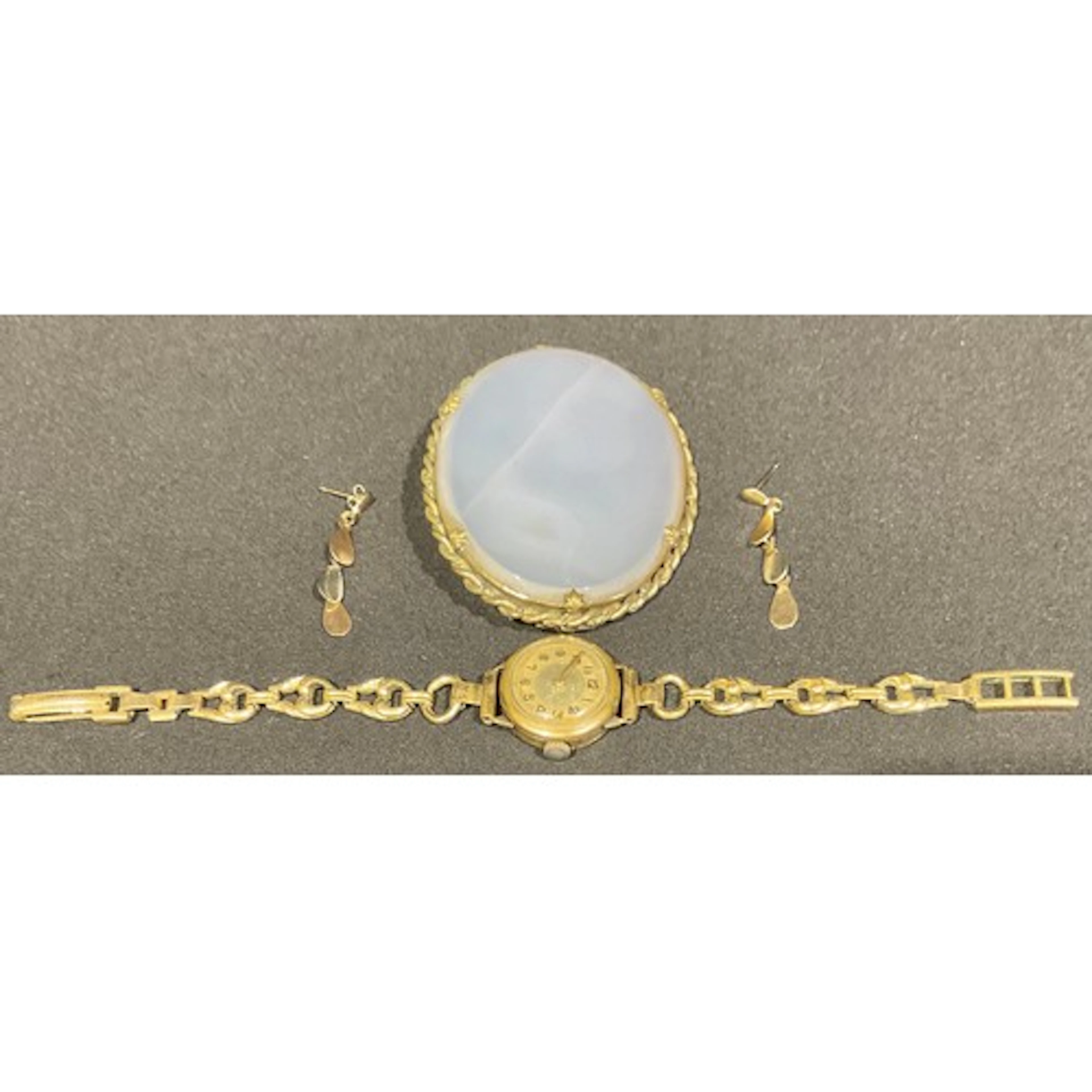 A Victorian chalcedony oval brooch with rolled gold rope twi...