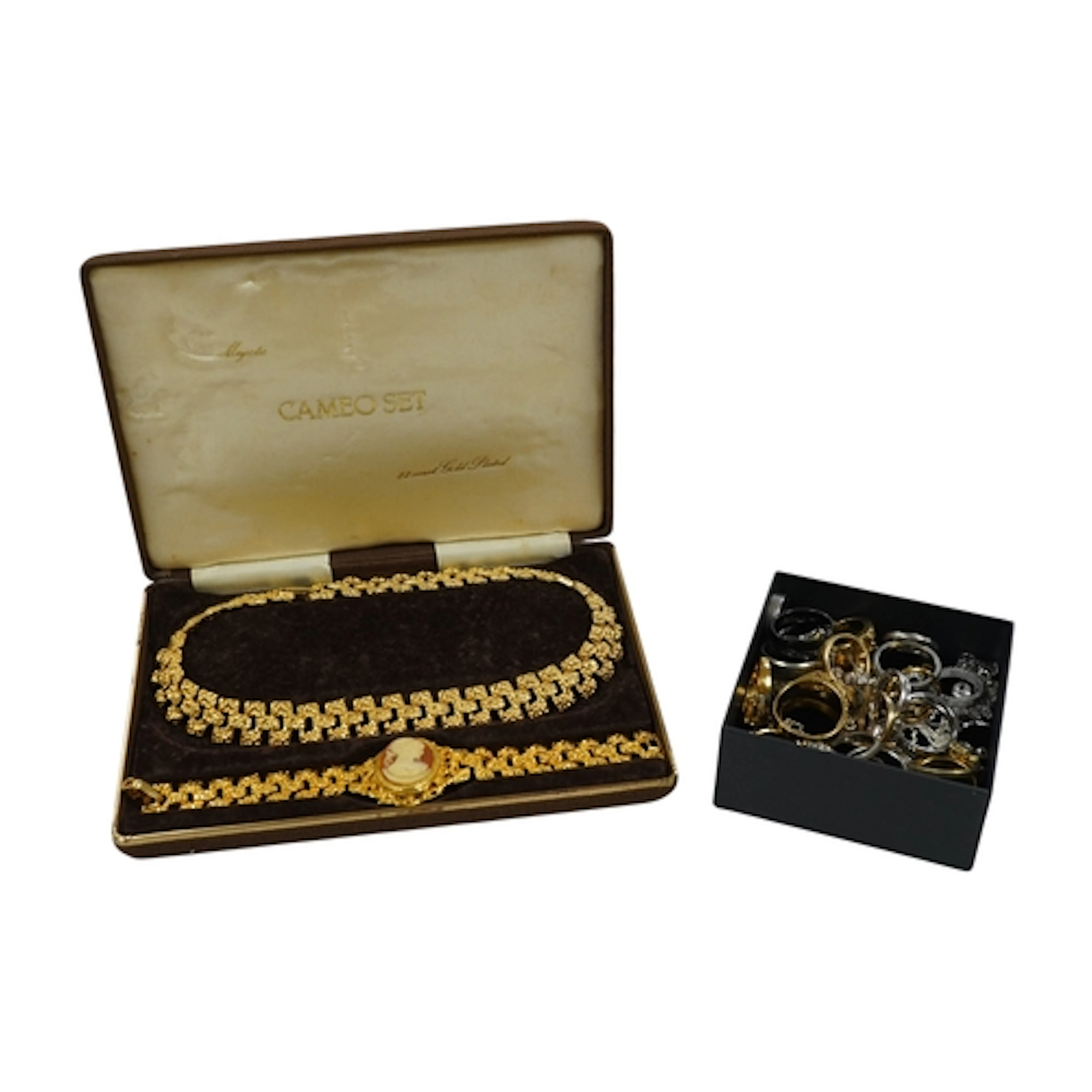 A collection of assorted modern dress rings including one 92...