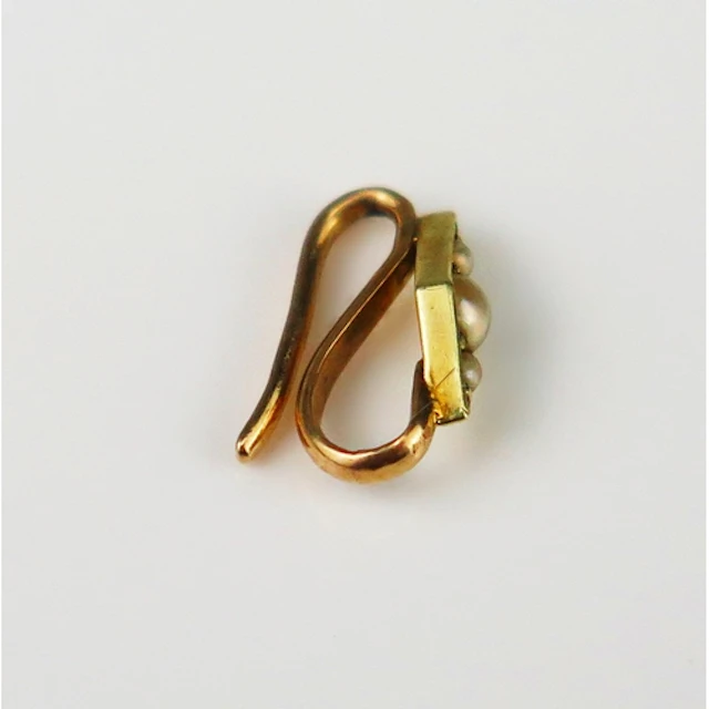 A high carat precious yellow metal and seed pearl bale, 10mm...