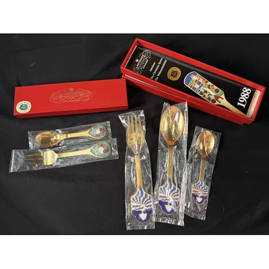 Georg Jensen: 1981 'Red Robin' Christmas spoon and pastry fo...