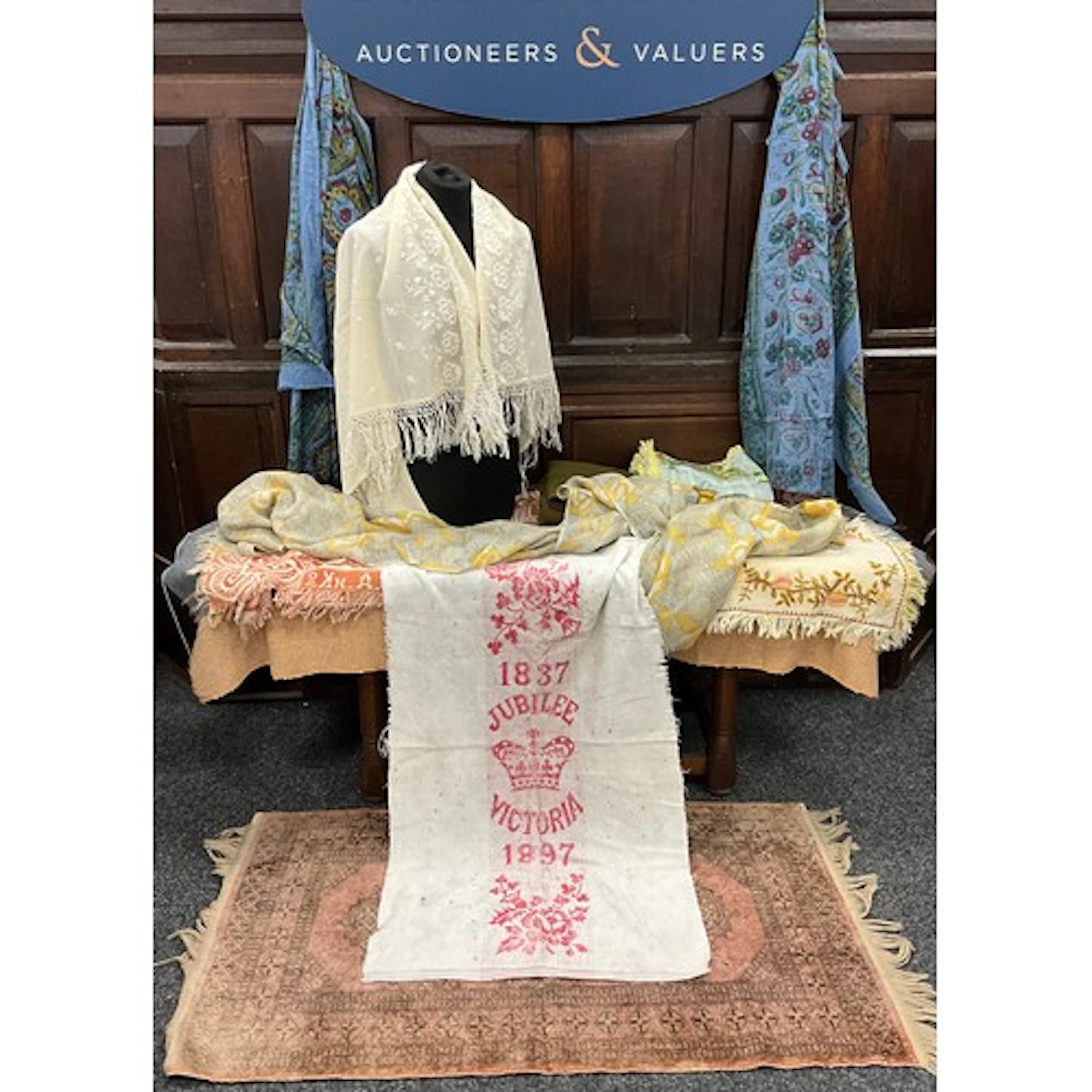 Textiles - various textile pieces including a traditional so...