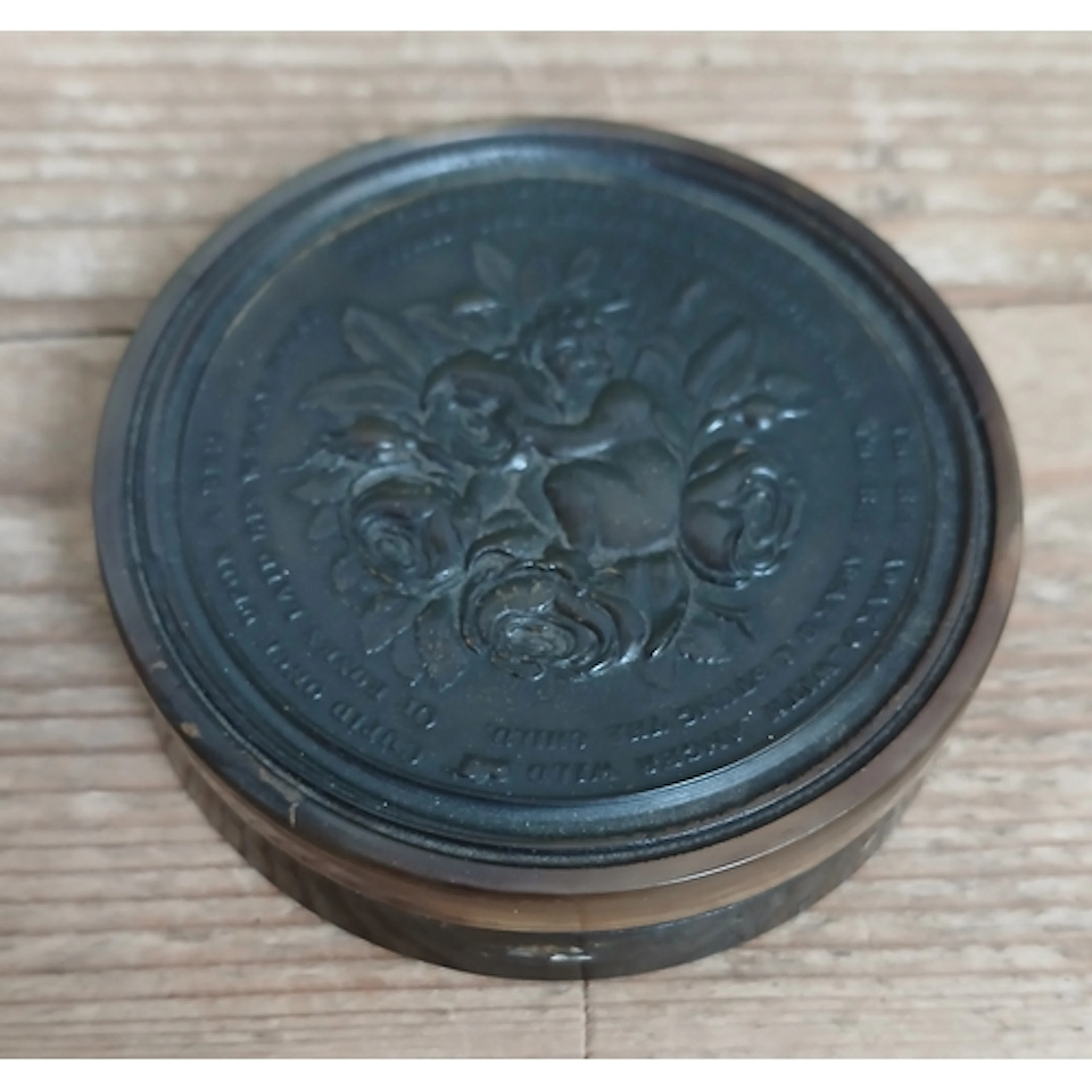 a 19th century pressed horn snuff box, diameter 75mm.
