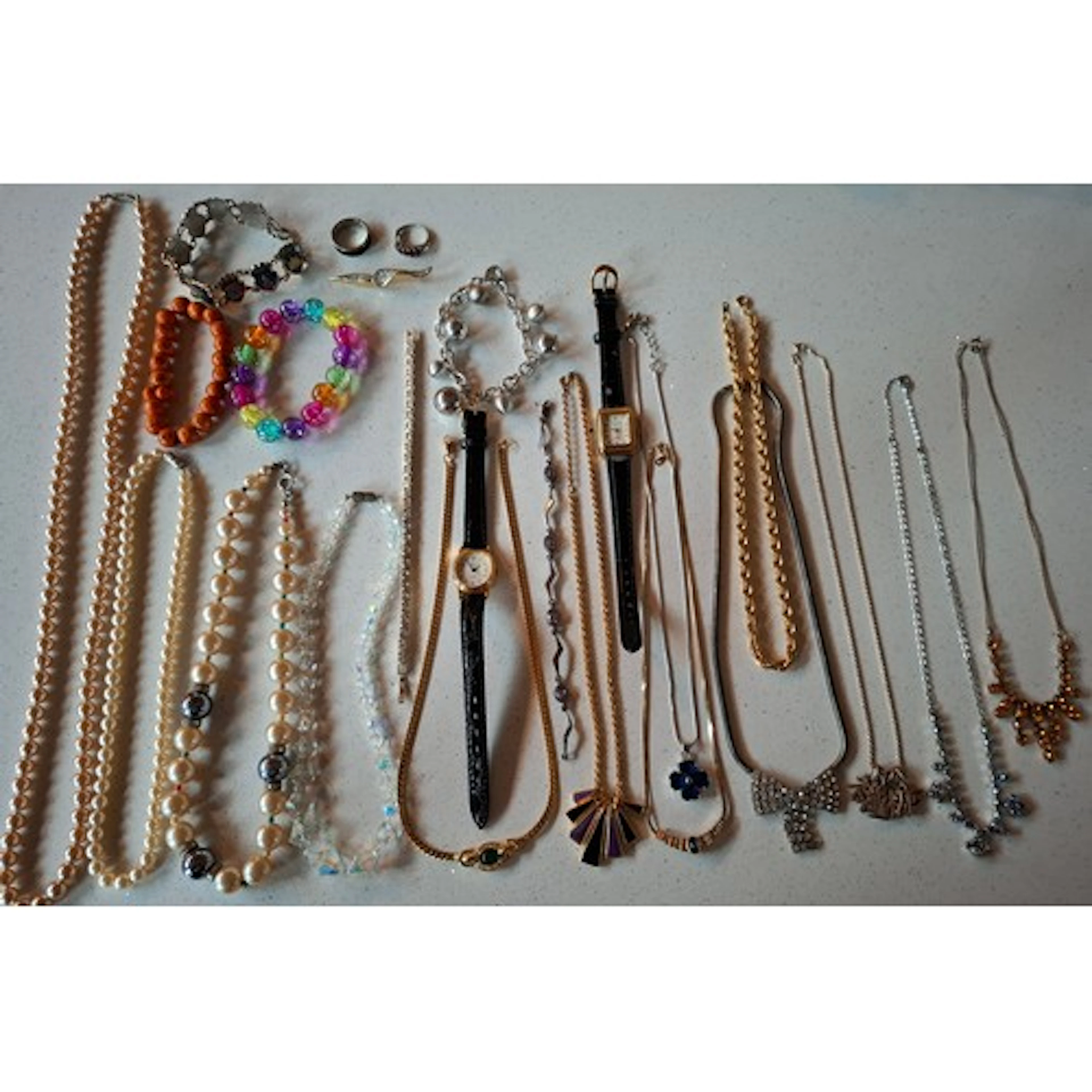 A quantity of vintage costume jewellery to include 3 faux pe...