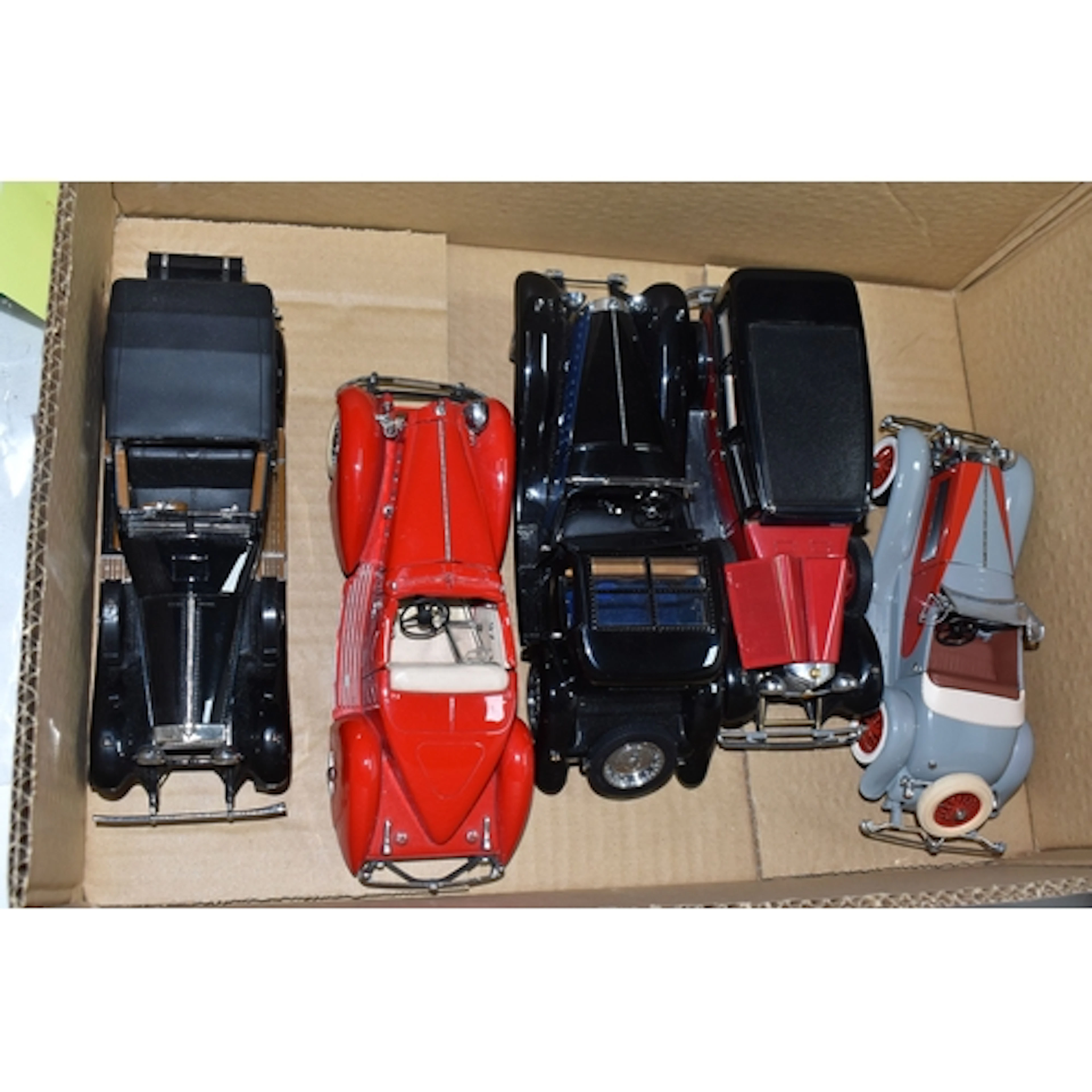 A BOX CONTAINING FIVE FRANKLIN MINT MODEL VINTAGE CARS inclu...