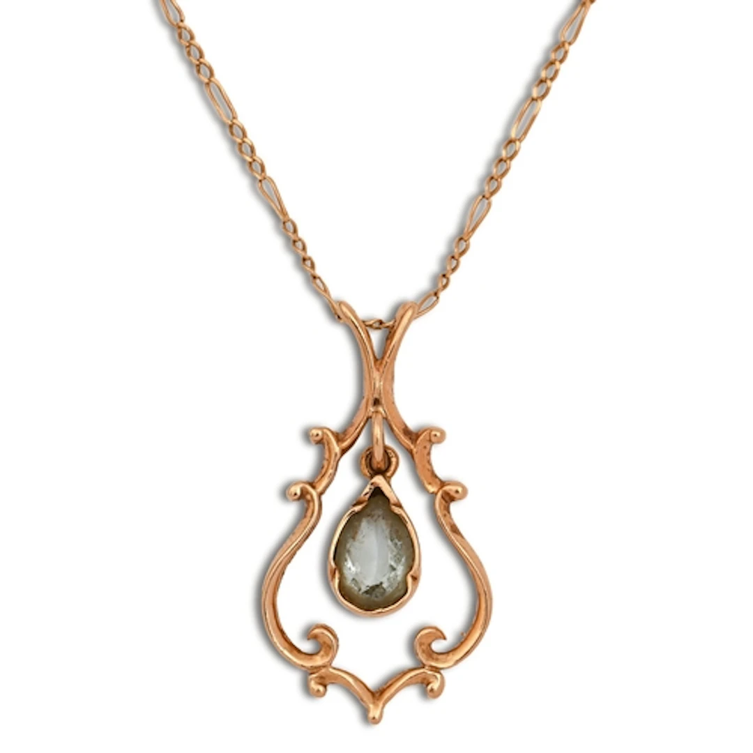 An aquamarine pendant, in 9ct gold, 3.2cm h, on 9ct gold cha...