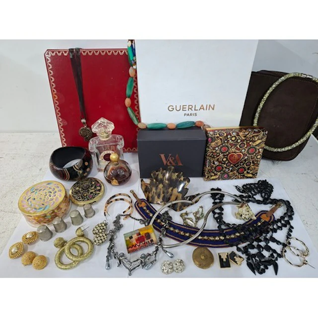 A mixed lot to include a vintage black jet style bib choker...