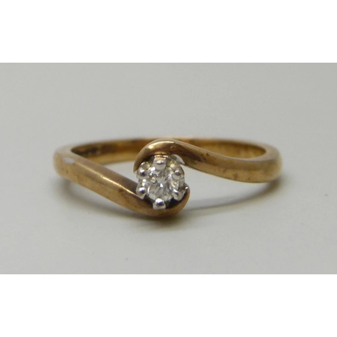 A 9ct gold diamond solitaire ring, 2.5g, N/O