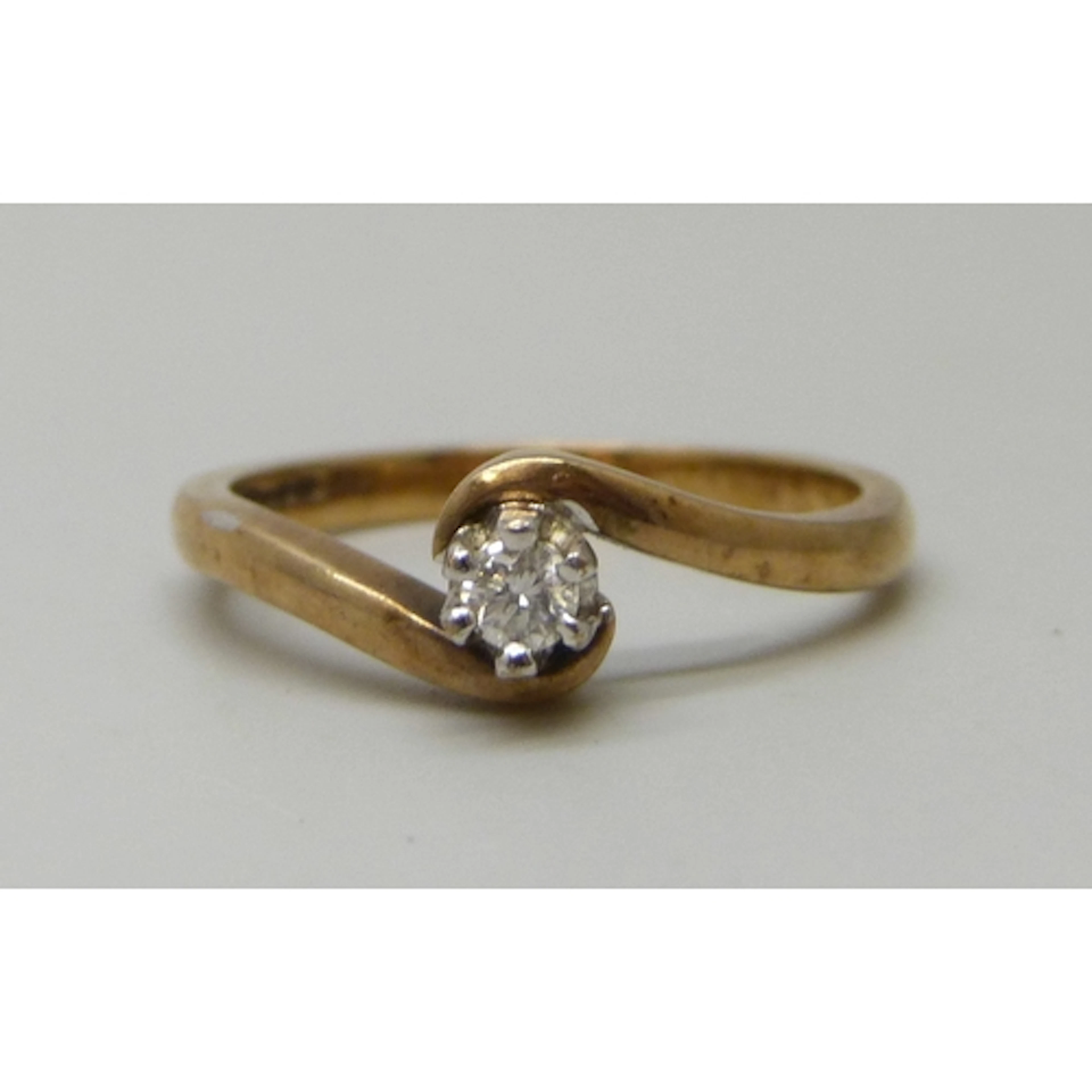 A 9ct gold diamond solitaire ring, 2.5g, N/O
