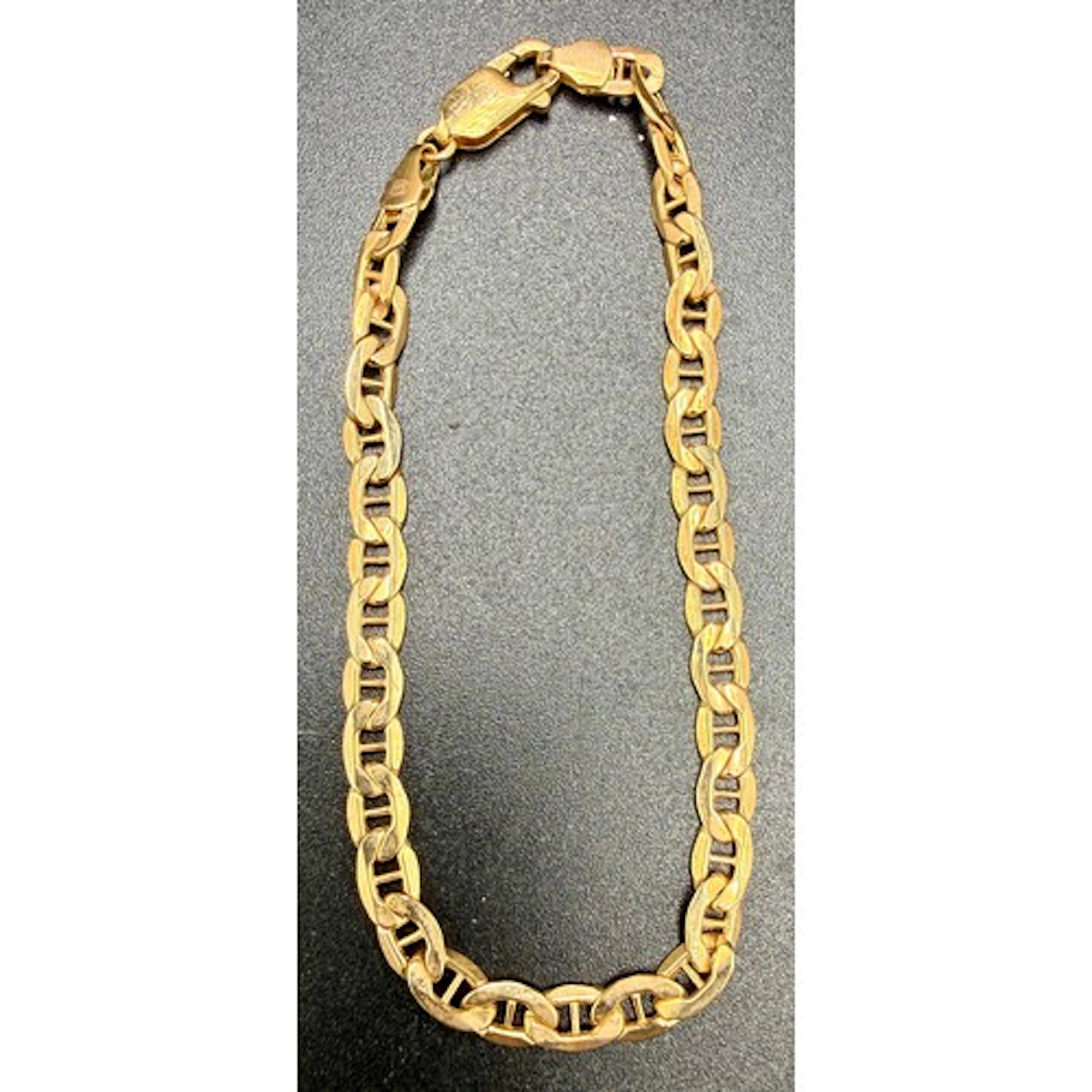A 9 carat gold chain bracelet. Length 20cm. Weight 3.8gm.