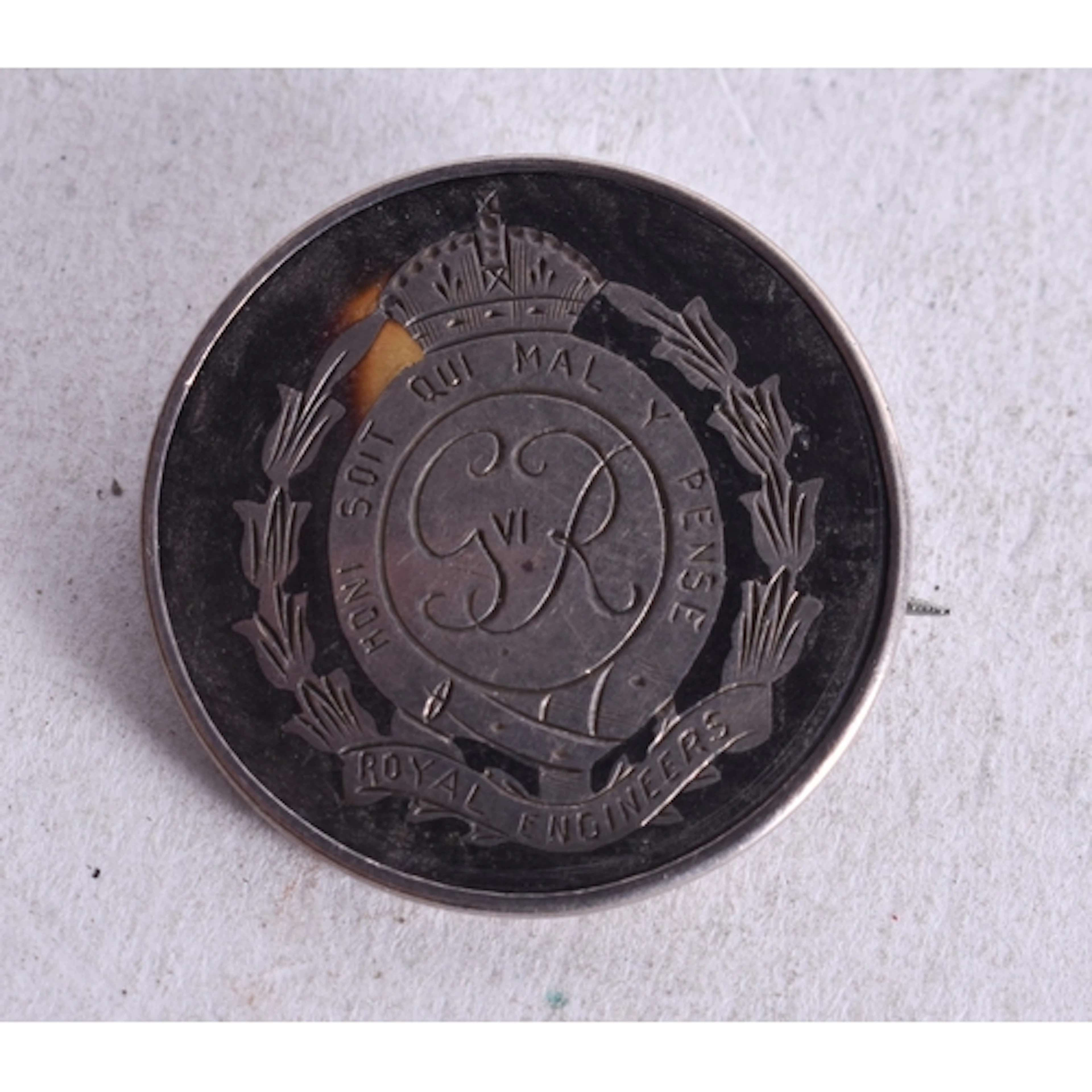 AN ANTIQUE SILVER AND TORTOISESHELL MILITARY BADGE. 5 grams....