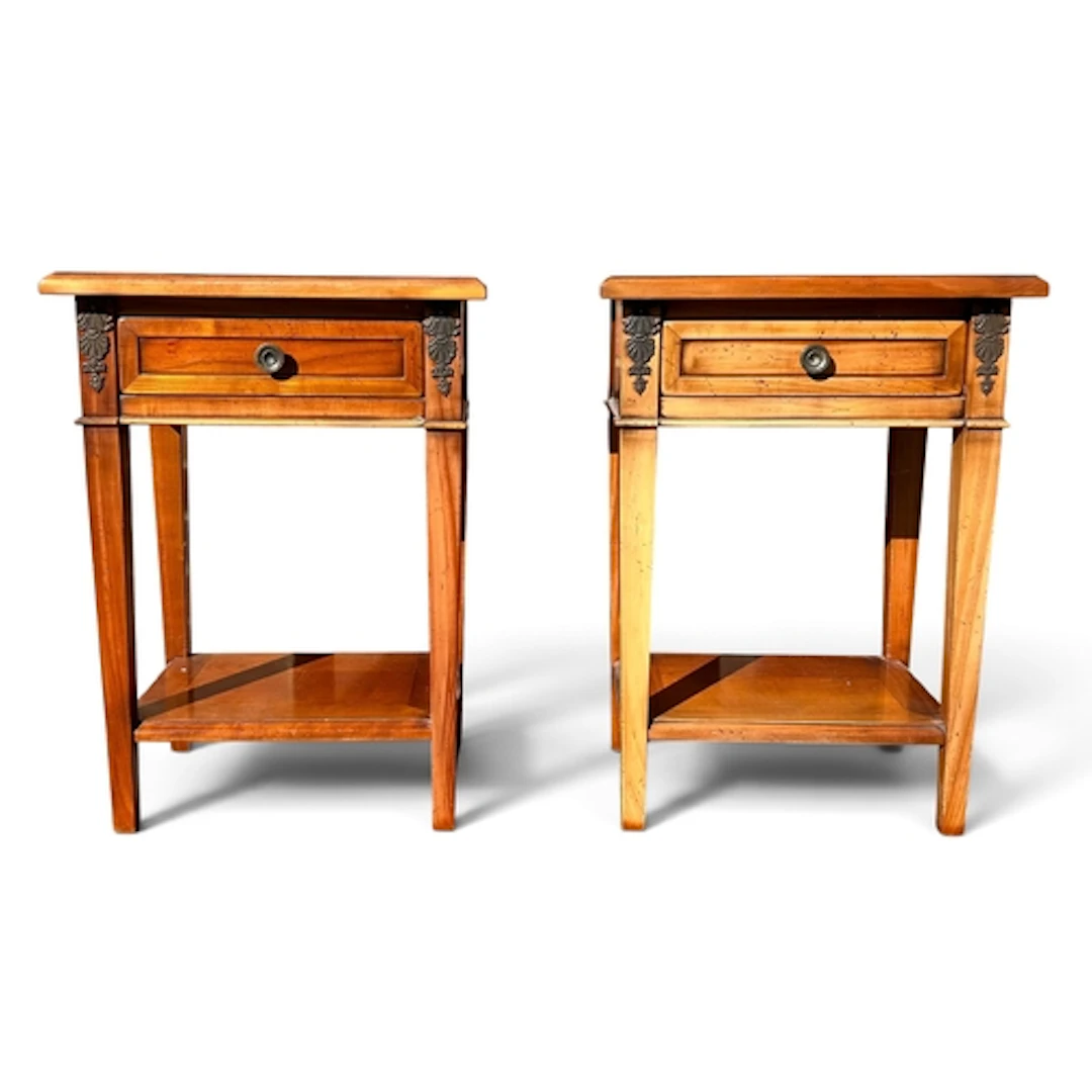 PAIR OF WALNUT/SATINWOOD BEDSIDE TABLES 61 x 44 x 33 cm...