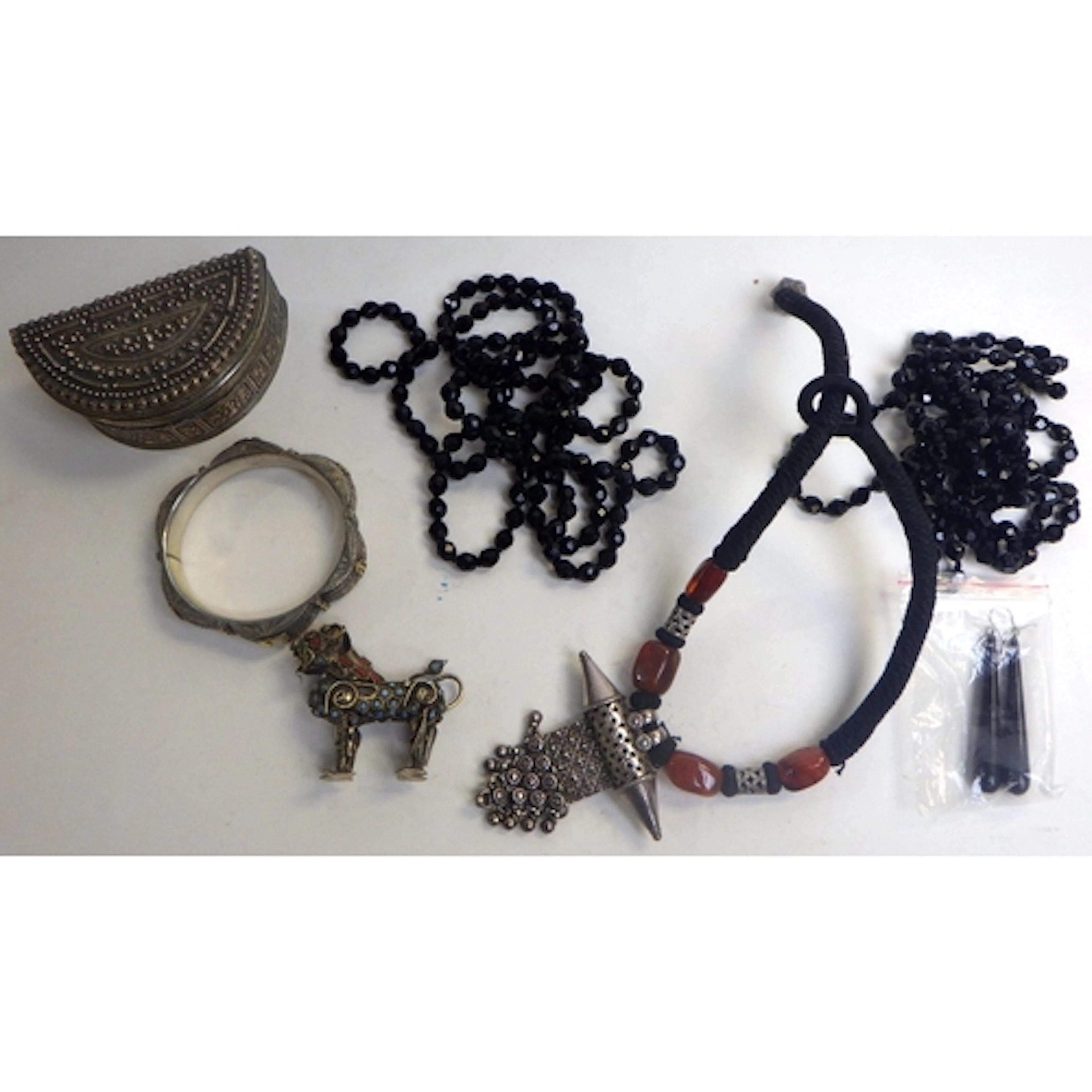 A qty of costume jewellery to inc necklaces etc