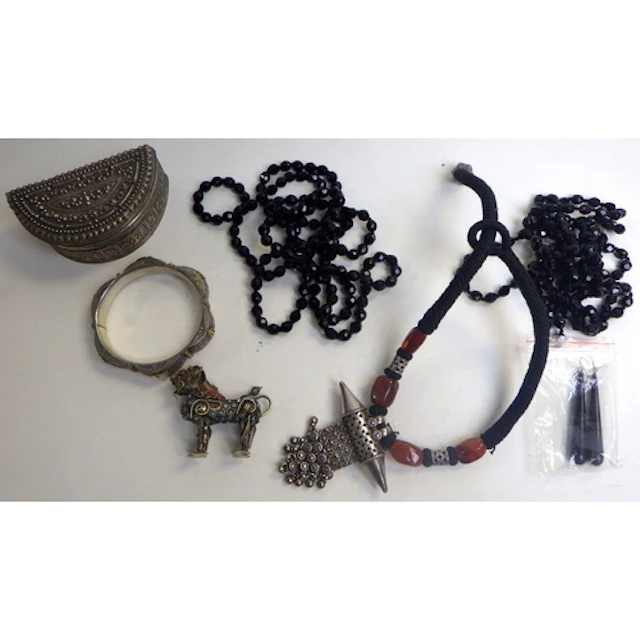 A qty of costume jewellery to inc necklaces etc