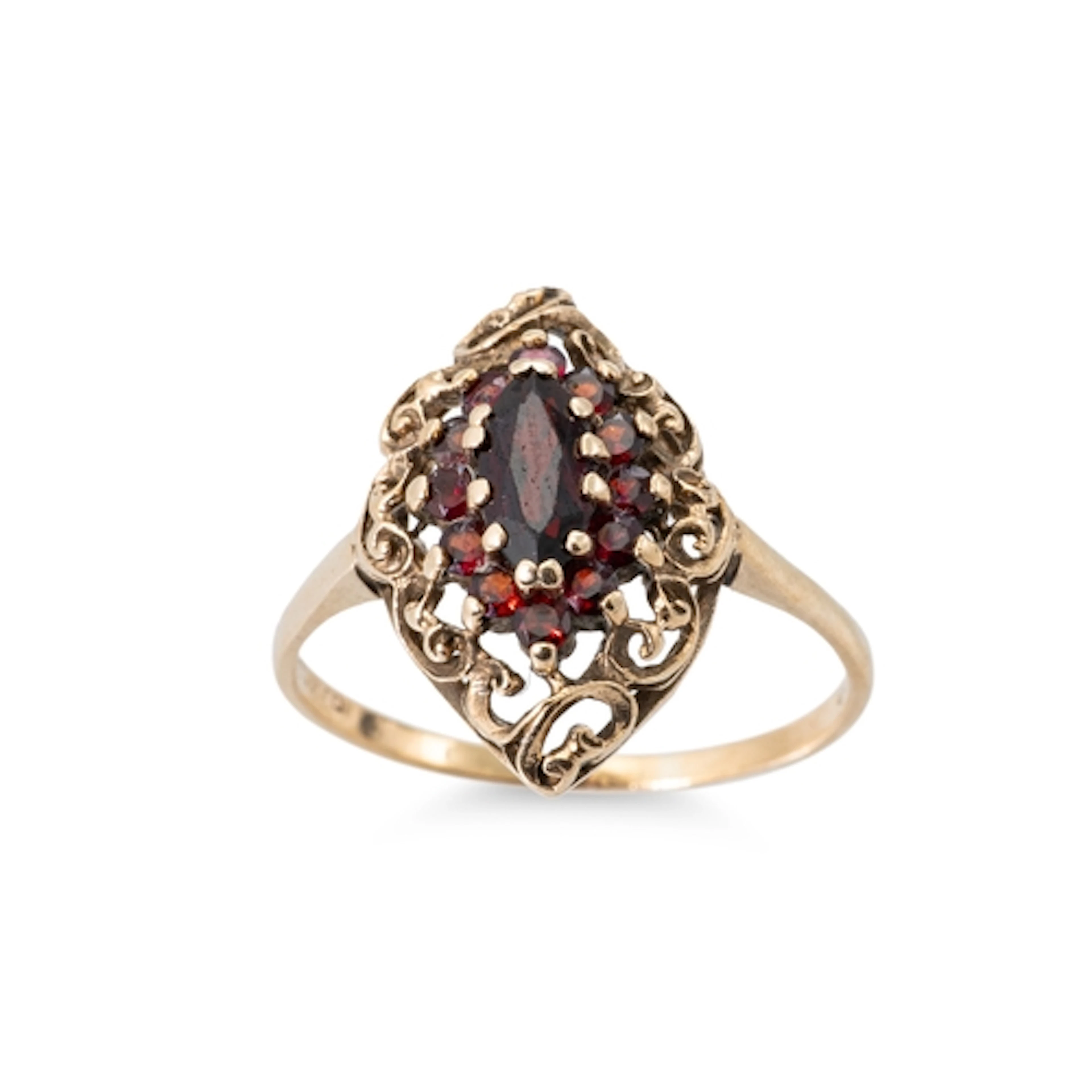 A 9CT YELLOW GOLD VINTAGE GARNET CLUSTER DRESS RING, size U,...
