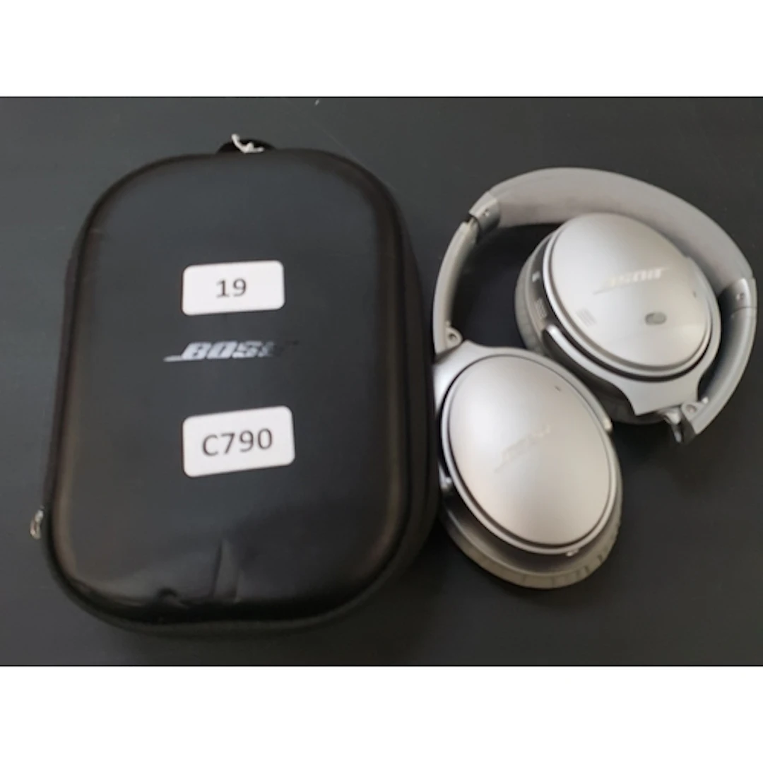 PAIR OF BOSE HEADPHONES model 425948, in case