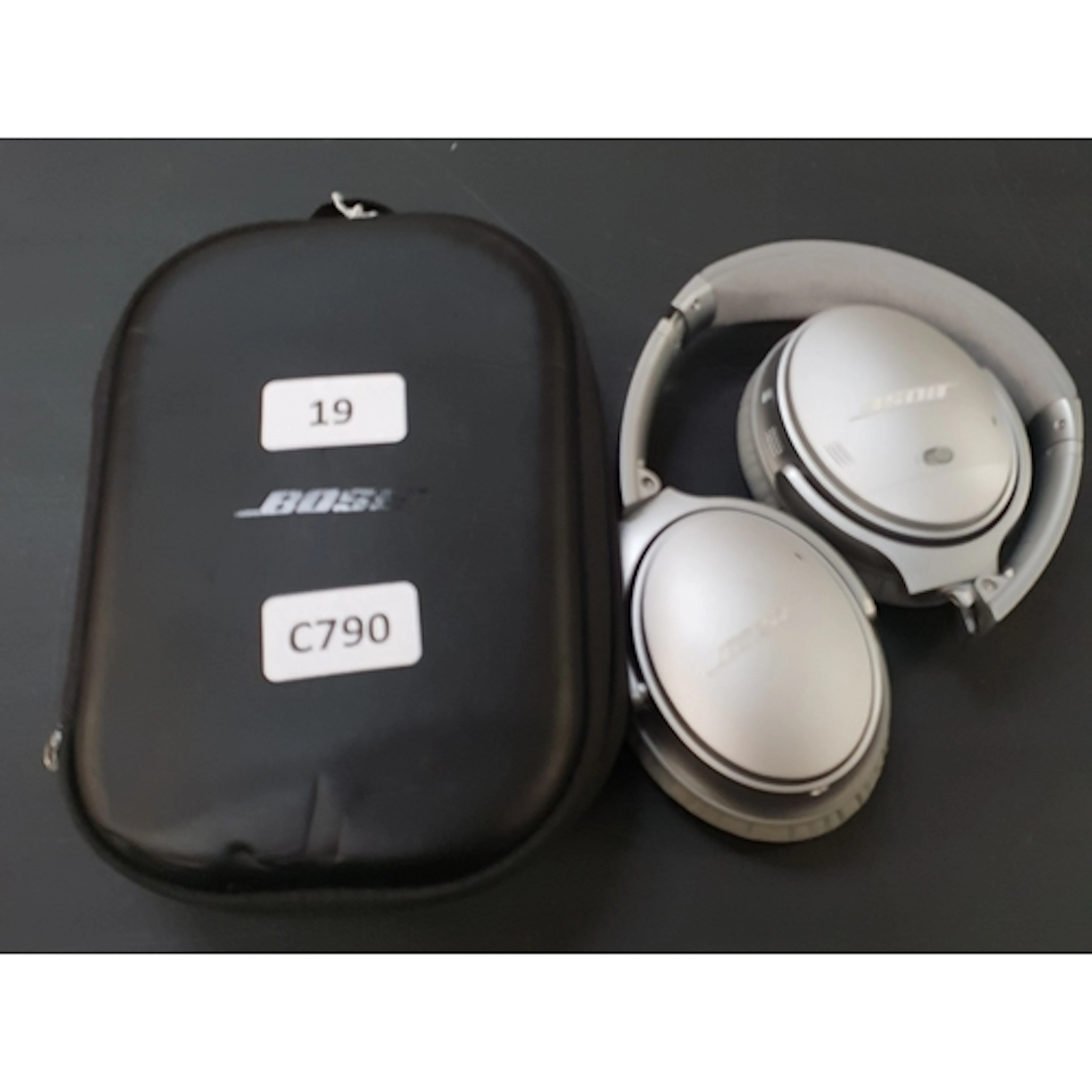 PAIR OF BOSE HEADPHONES model 425948, in case