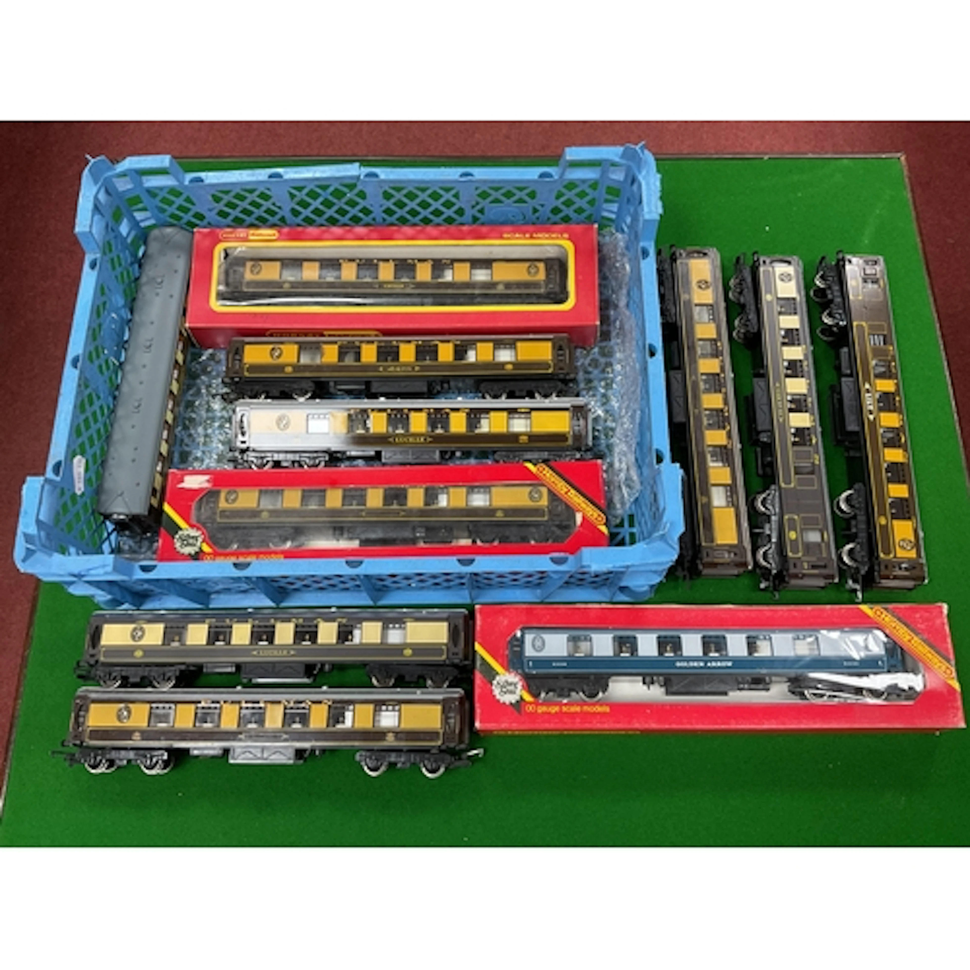 Eleven 00 gauge Pullman coaches by Hornby and Wrenn, includi...
