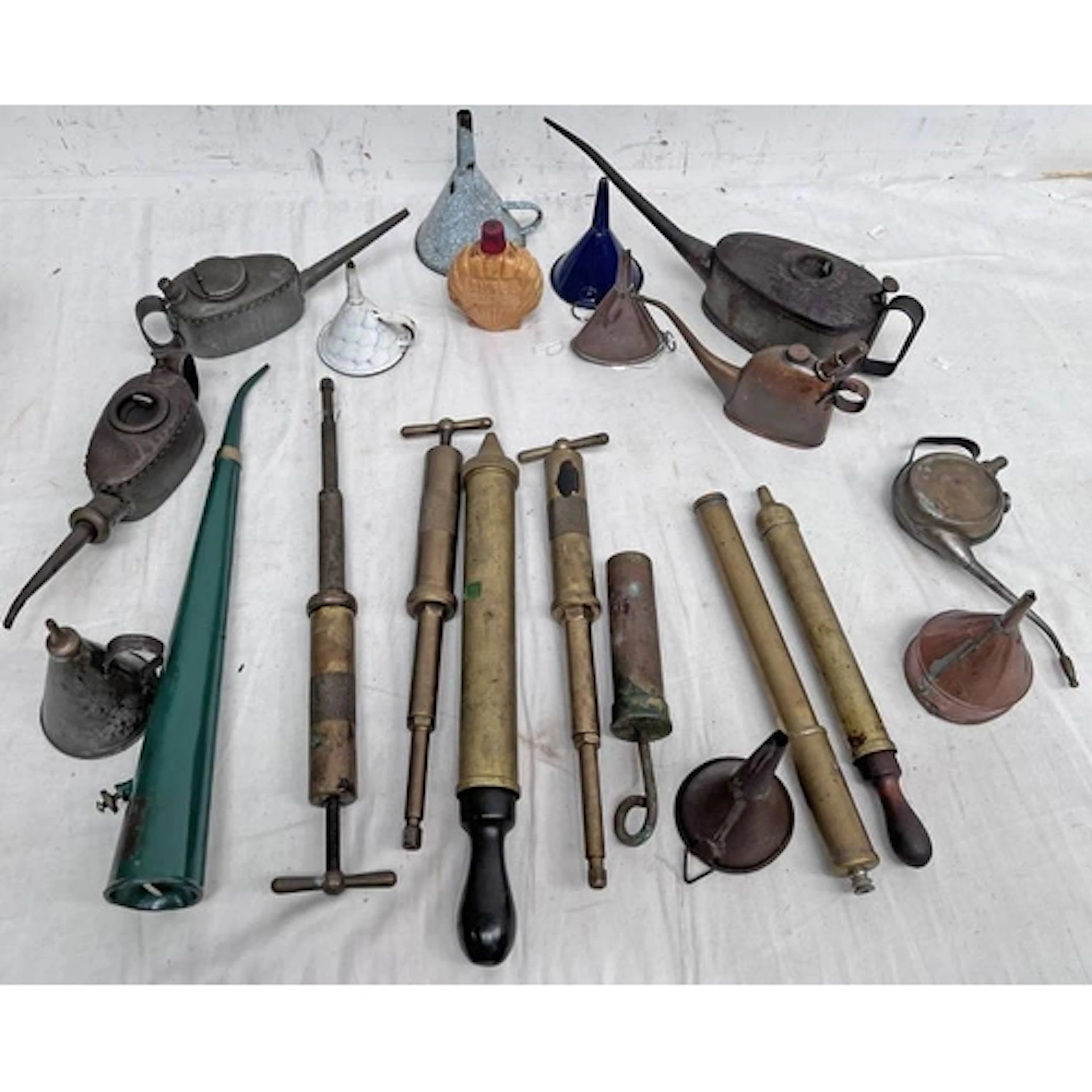 AUTOMOBILA - SEVERAL OILERS, FUNNELS, ETC TO INCLUDE A SHELL...