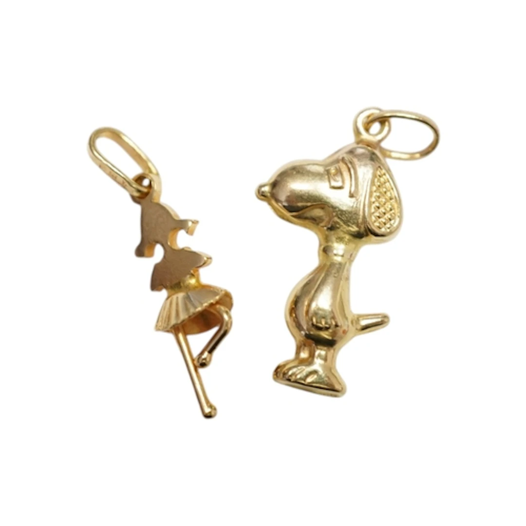 A 750 yellow metal charm, modelled as a dancer, 16mm, o.8 gr...
