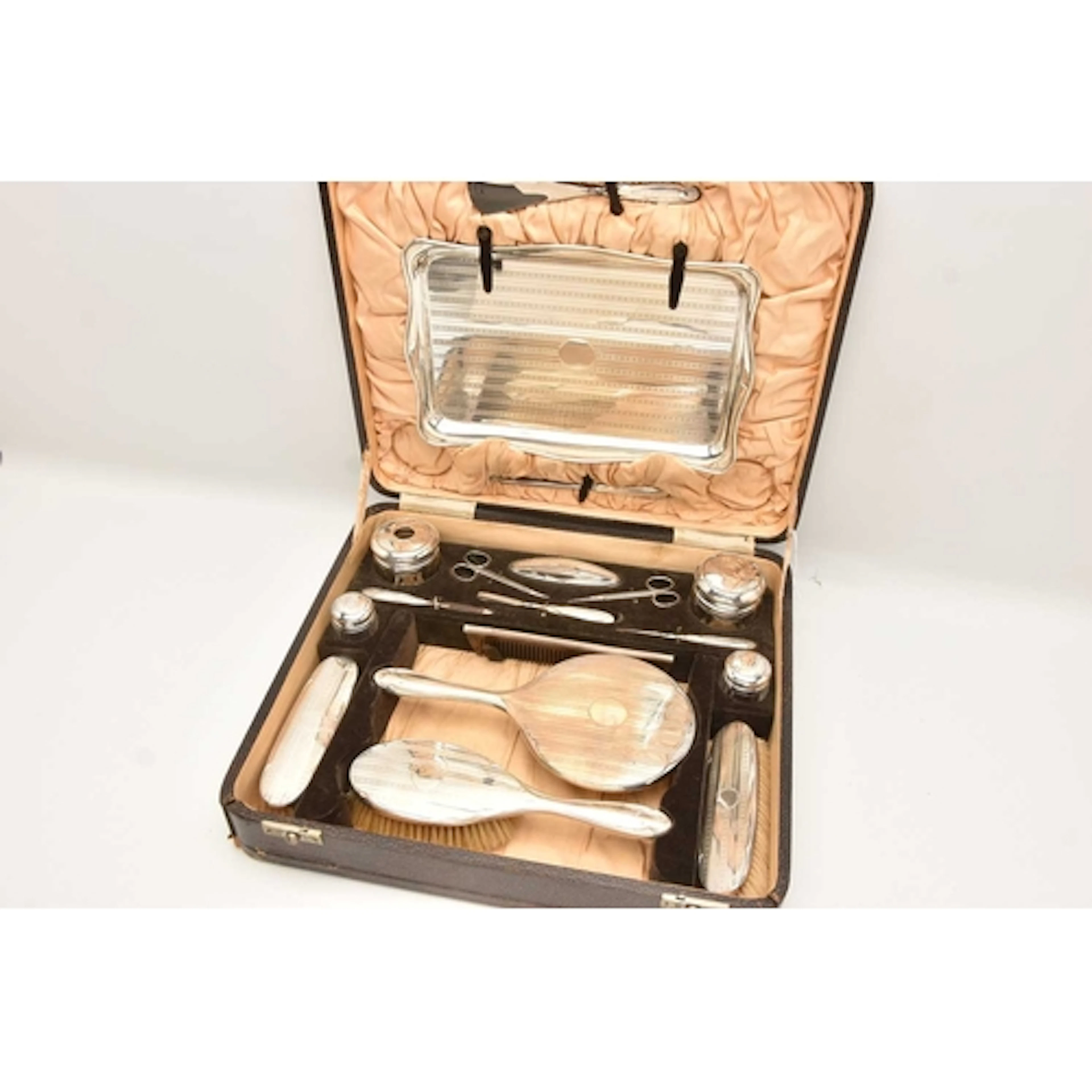 AN EARLY 20TH CENTURY TRAVELLING SILVER DRESSING TABLE SET, ...