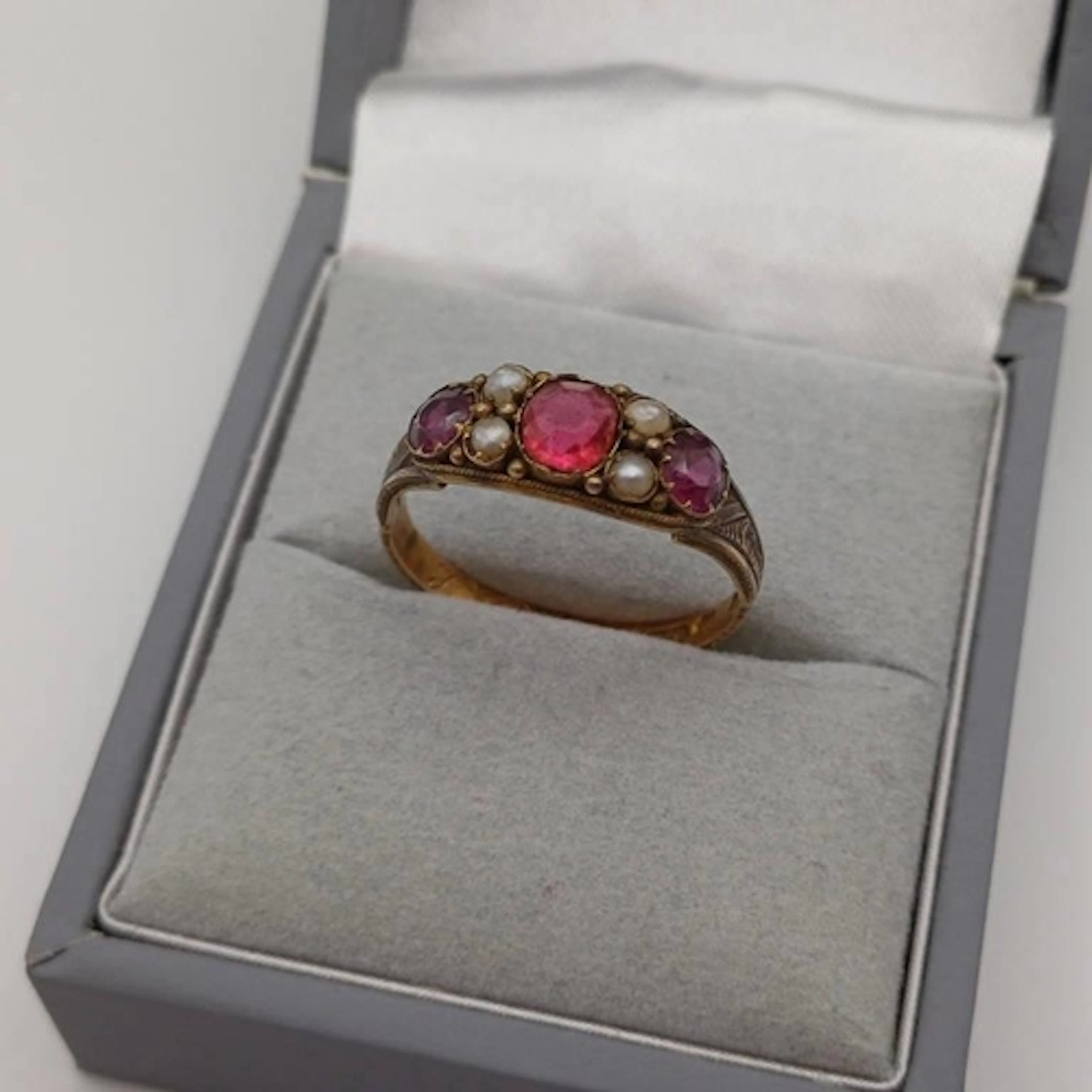 15CT GOLD SEED PEARL & GEM SET RING - 2.0G, RING SIZE P