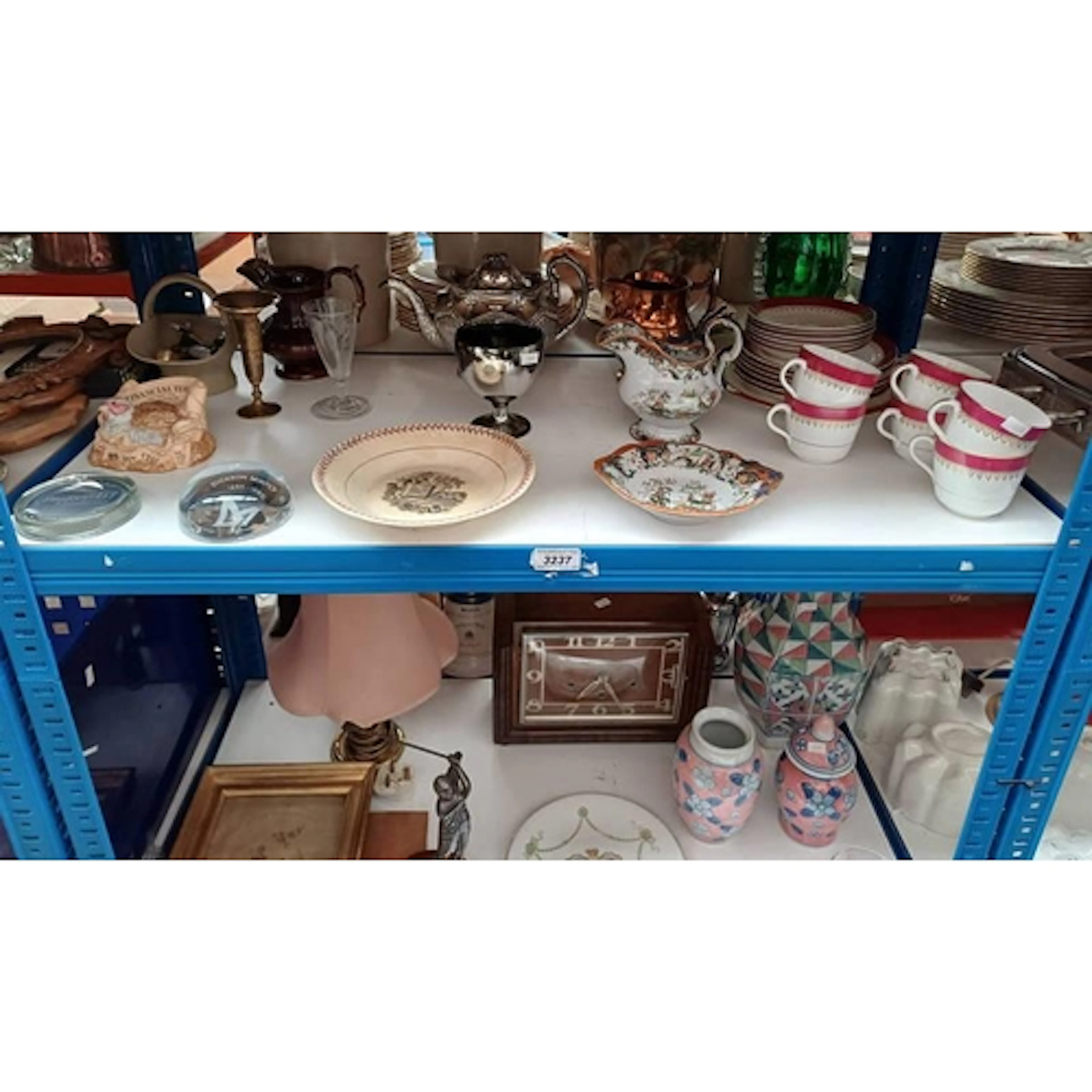 SELECTION OF VARIOUS ITEMS INCLUDING MANTLE CLOCK, TABLE LAM...