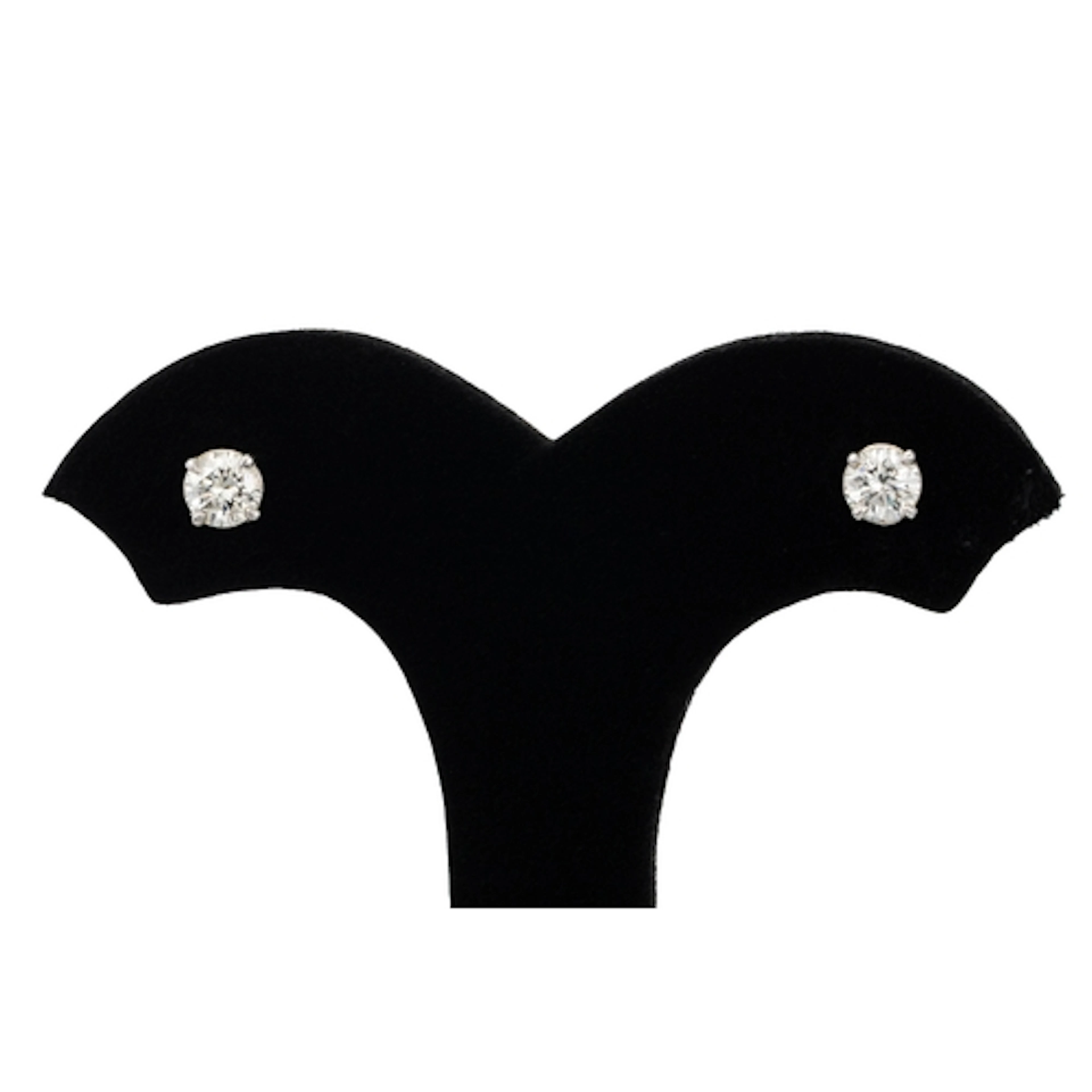 A PAIR OF DIAMOND STUD EARRINGS, the brilliant cut diamonds ...